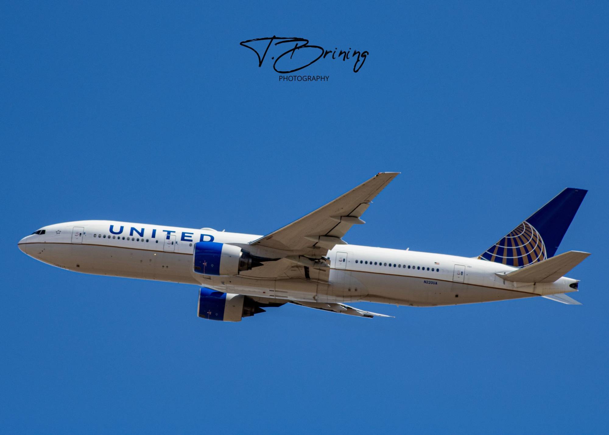 United Airlines N220UA at KDEN by tyty_photographs