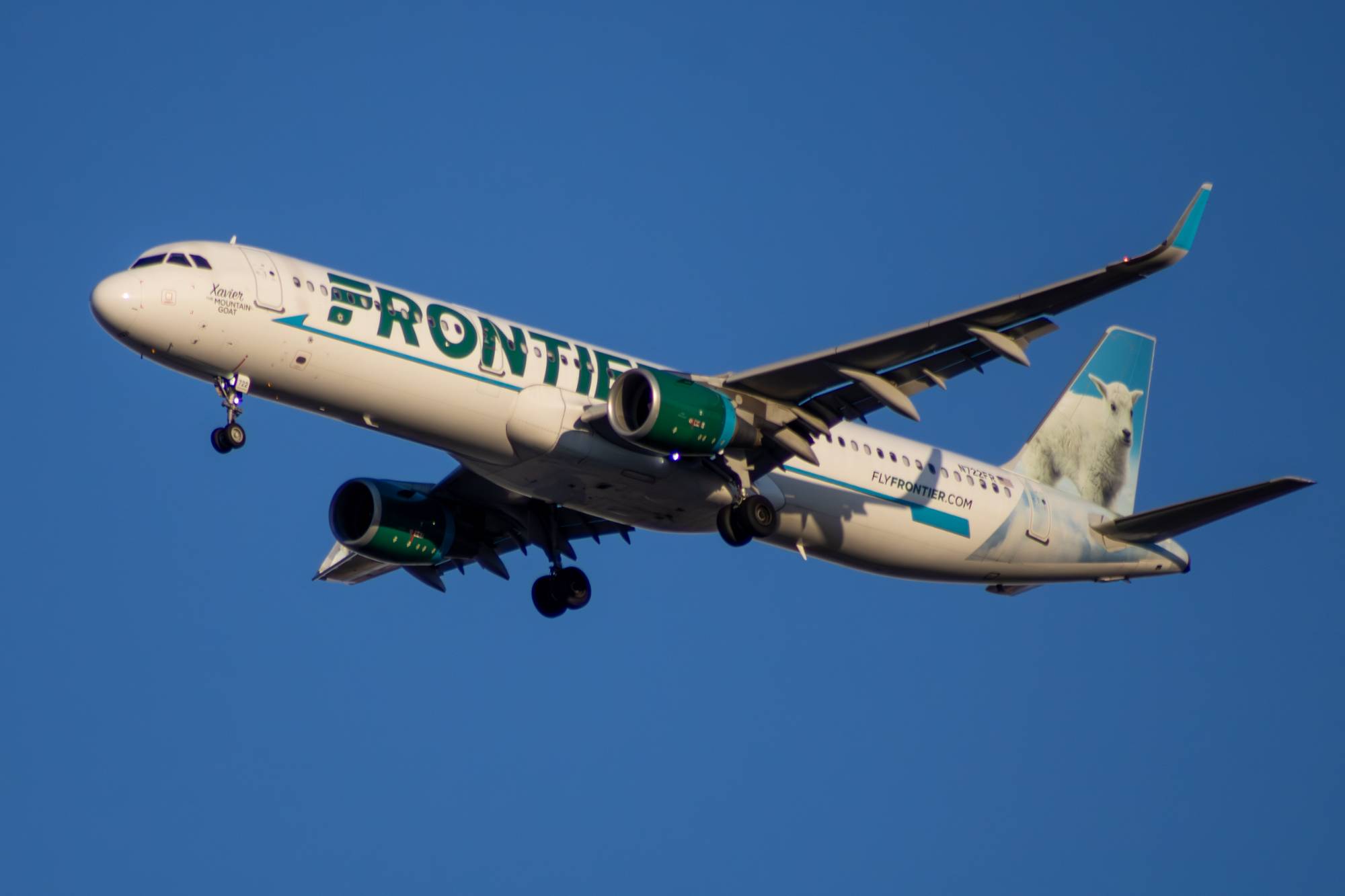 Frontier Airlines N722FR at KDEN by tyty_photographs