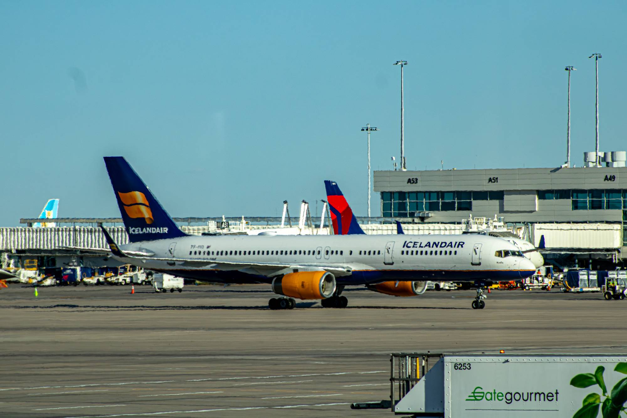 Icelandair TF-FIO at KDEN by tyty_photographs