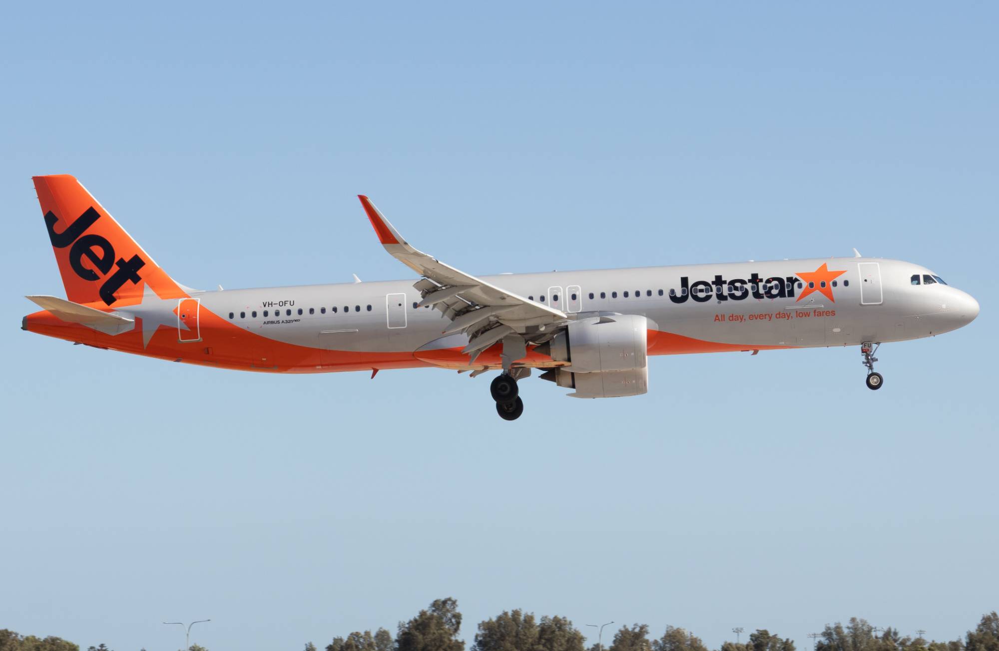 Jetstar VH-OFU at YPAD by yue