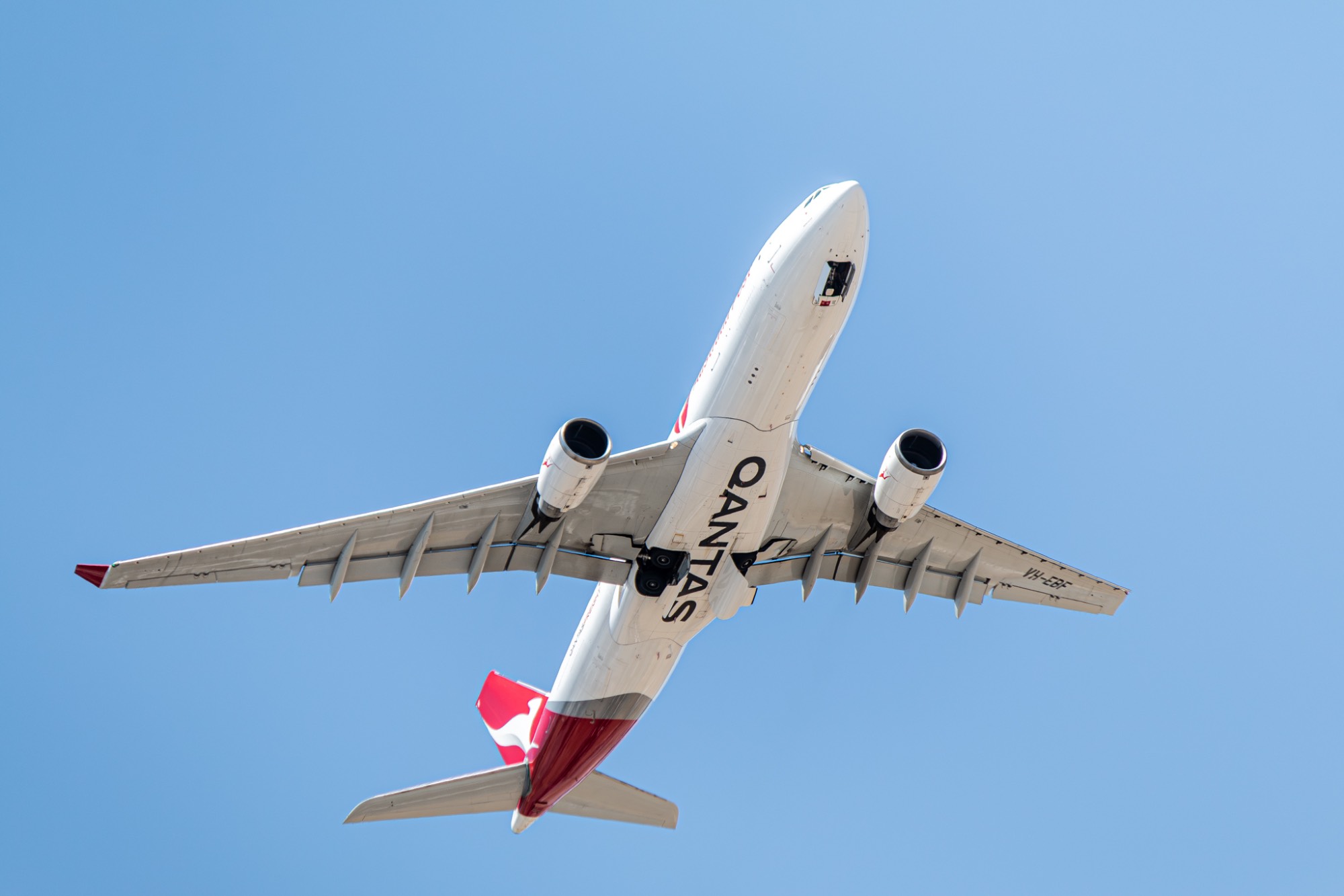 Qantas VH-EBF at YPPH by lennysivak