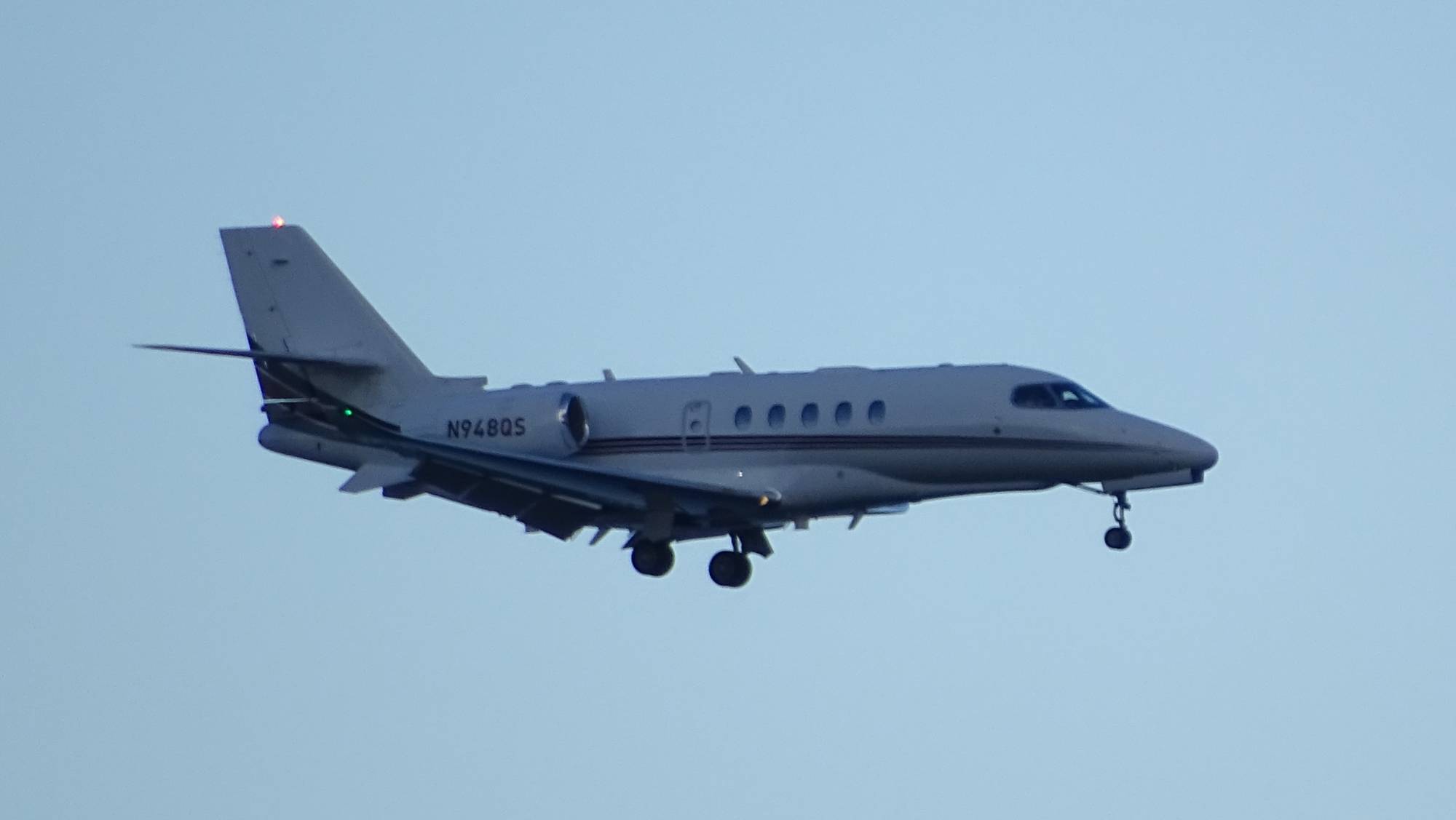 NetJets Aviation N948QS at KBOS by DuckOnABike