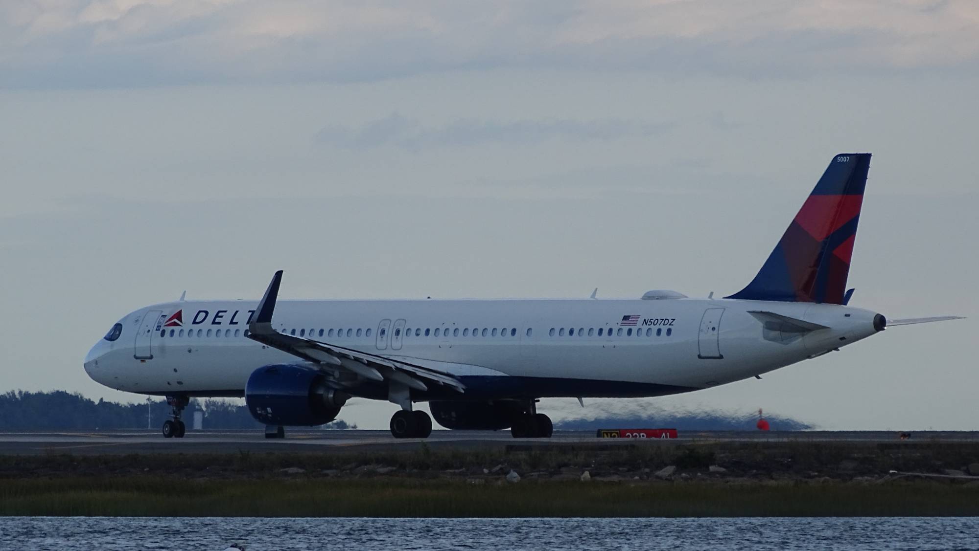Delta Airlines N507DZ at KBOS by DuckOnABike