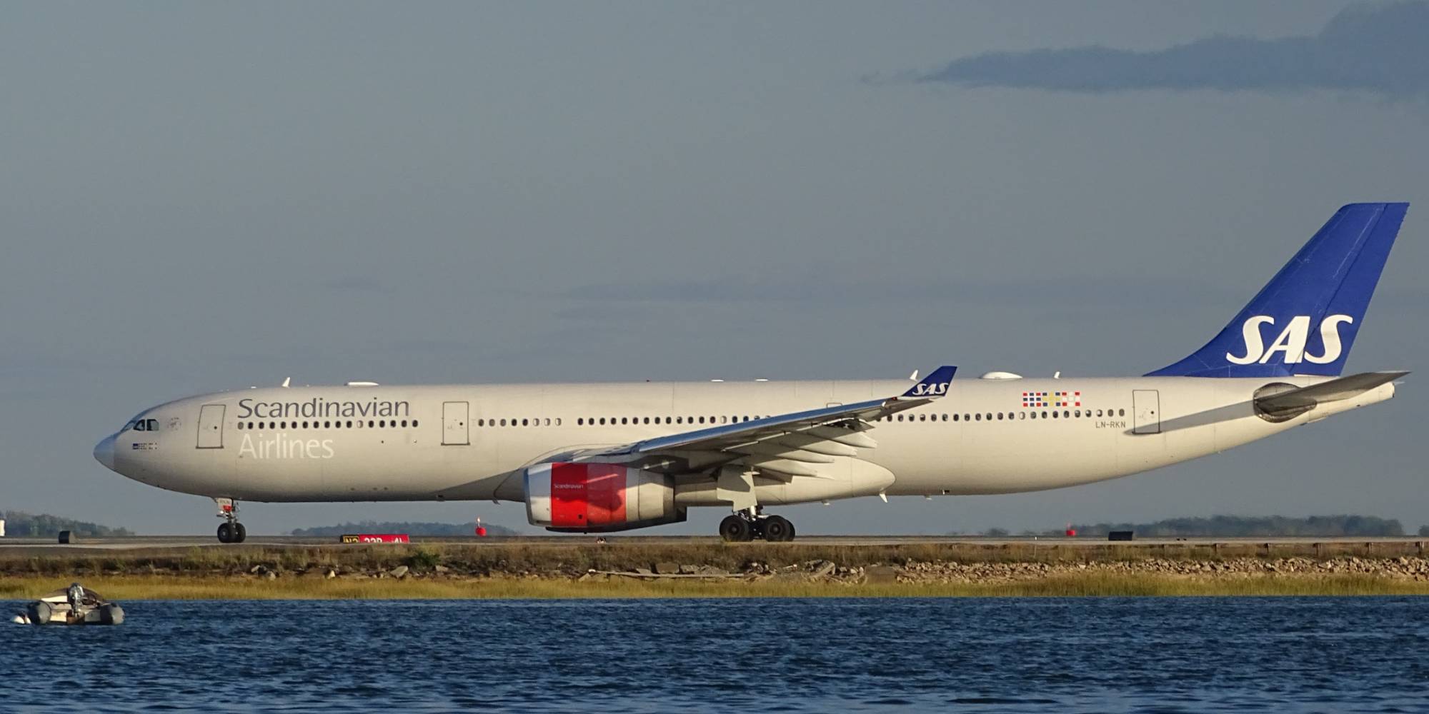 Scandinavian Airlines LN-RKN at KBOS by DuckOnABike