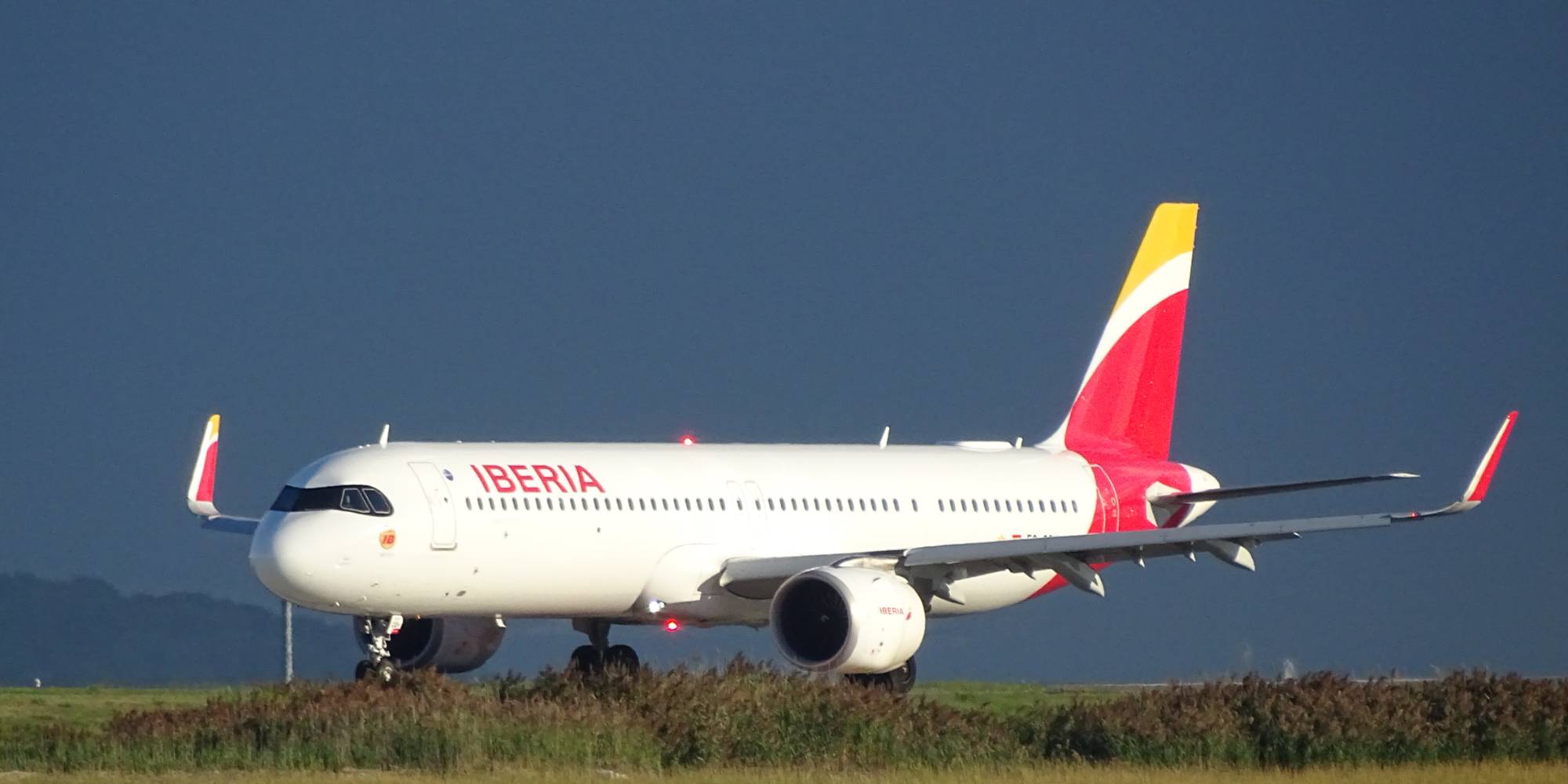 Iberia Airlines EC-OQH at KBOS by DuckOnABike
