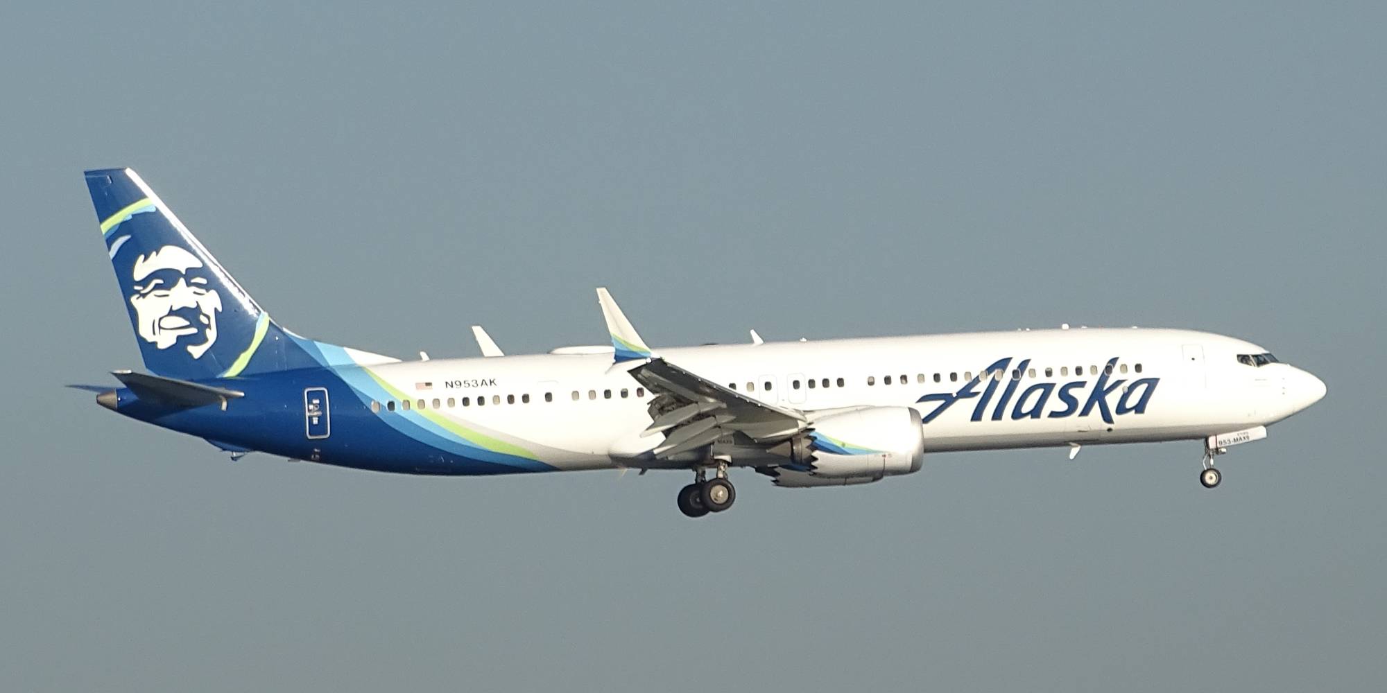Alaska Airlines N953AK at KBOS by DuckOnABike