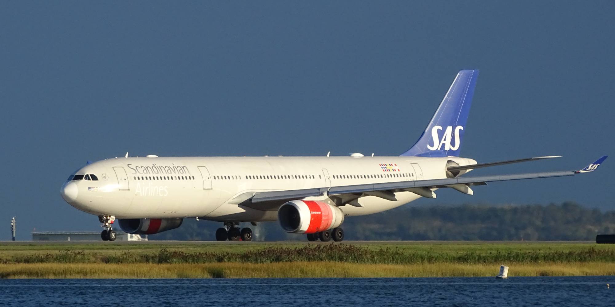 Scandinavian Airlines LN-RKN at KBOS by DuckOnABike