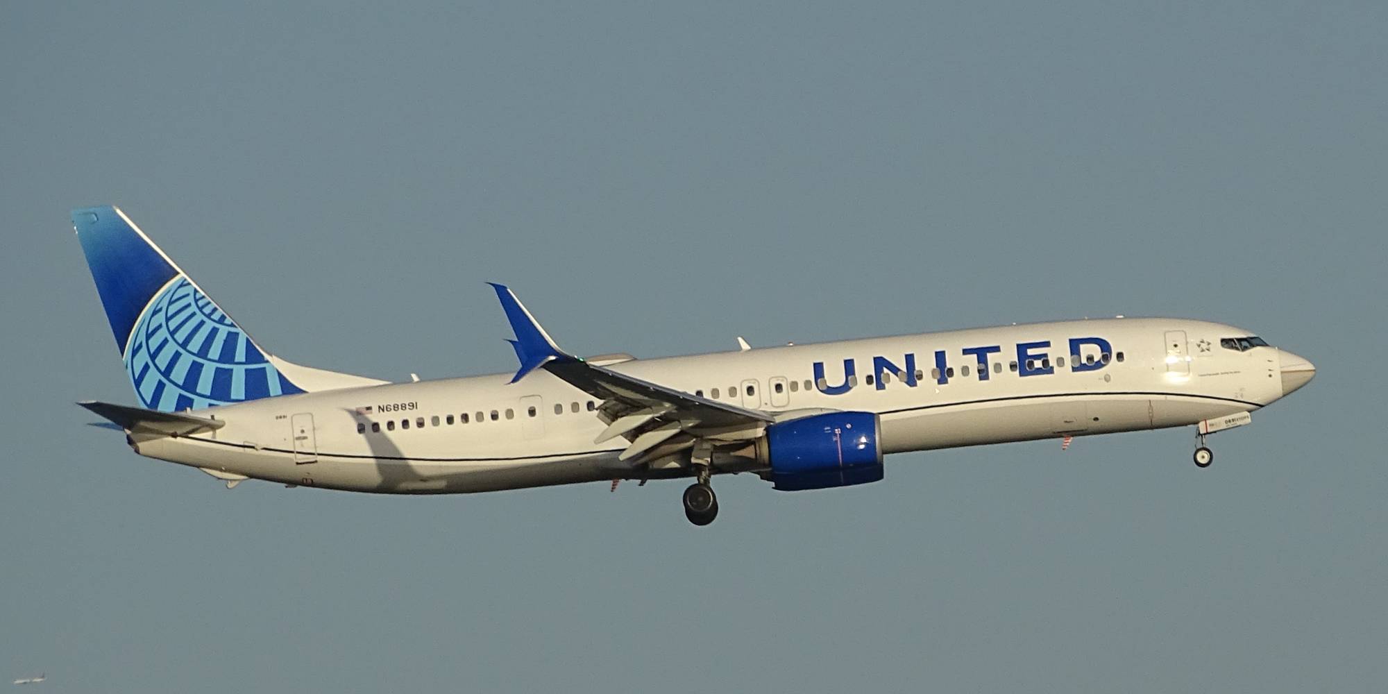 United Airlines N68891 at KBOS by DuckOnABike