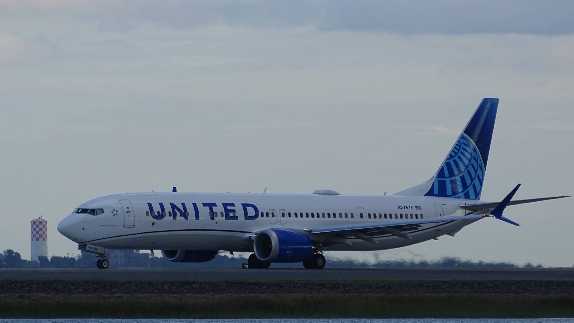 United Airlines N27476 at KBOS by DuckOnABike