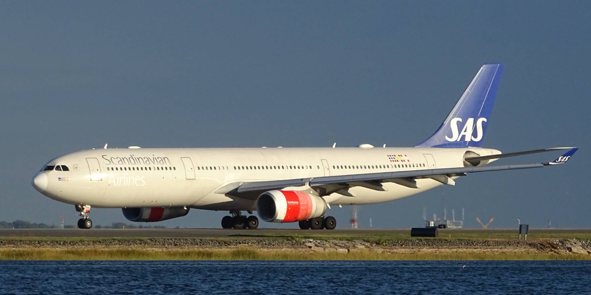 Scandinavian Airlines LN-RKN at KBOS by DuckOnABike