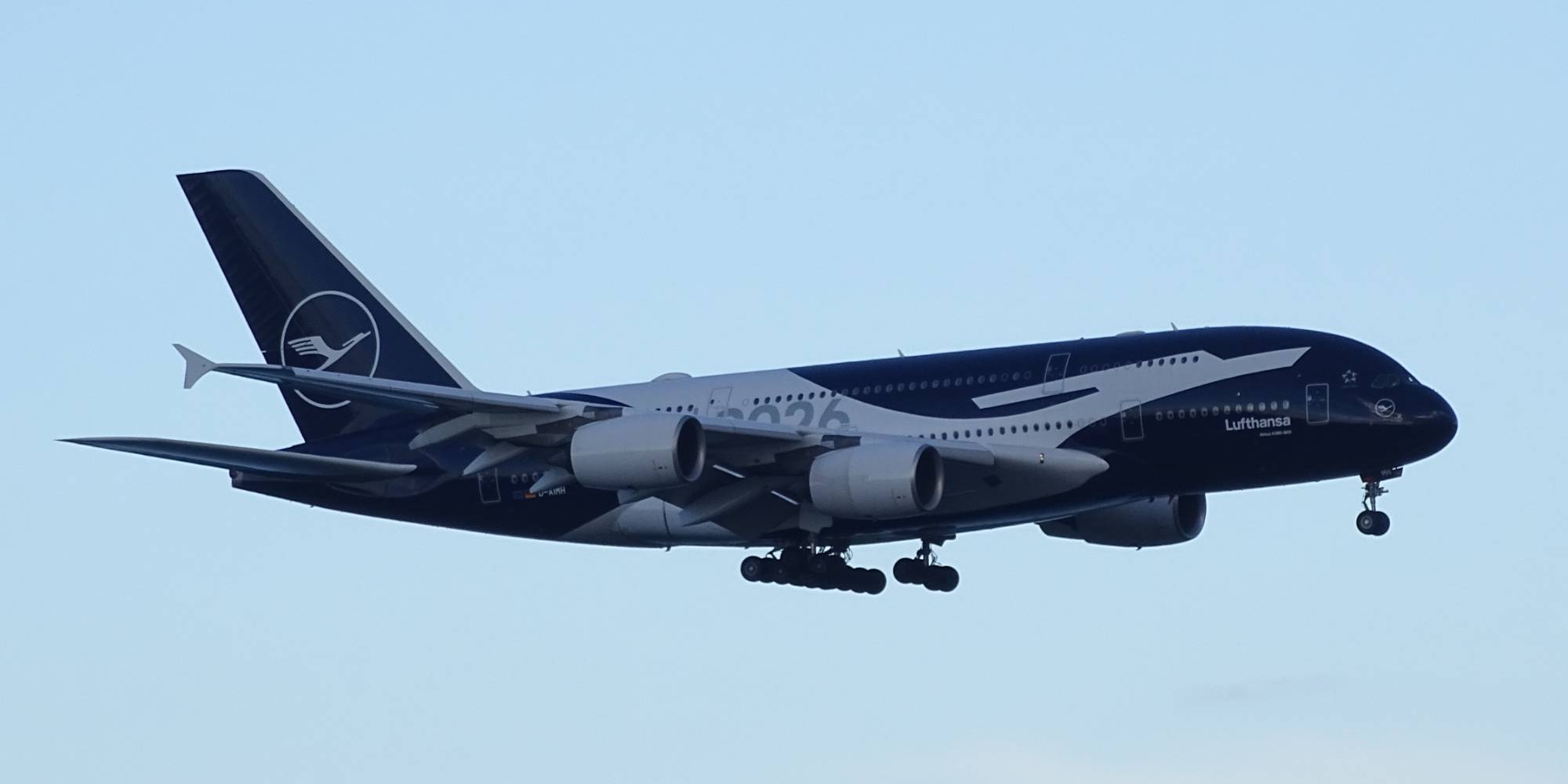 Lufthansa D-AIMH at KBOS by DuckOnABike