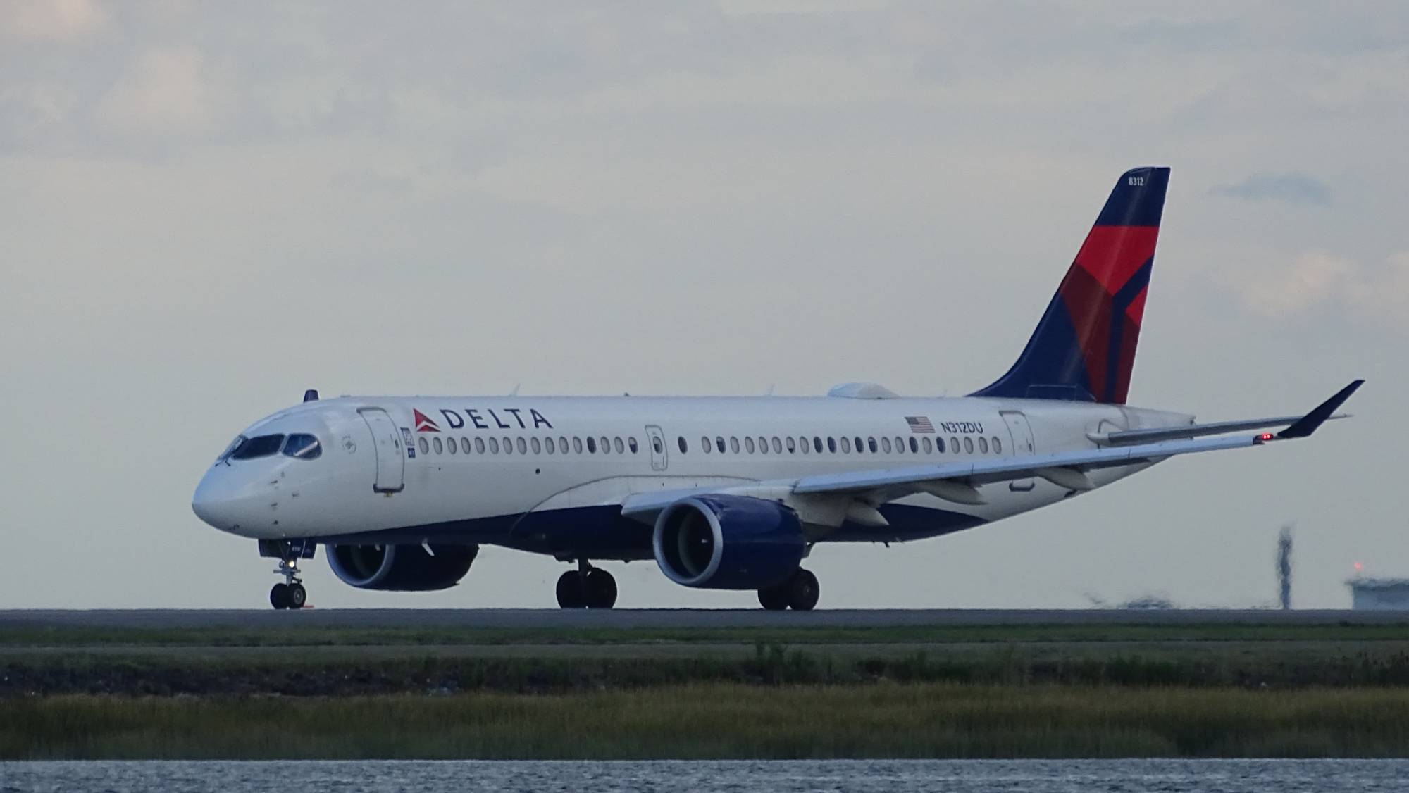Delta Airlines N312DU at KBOS by DuckOnABike