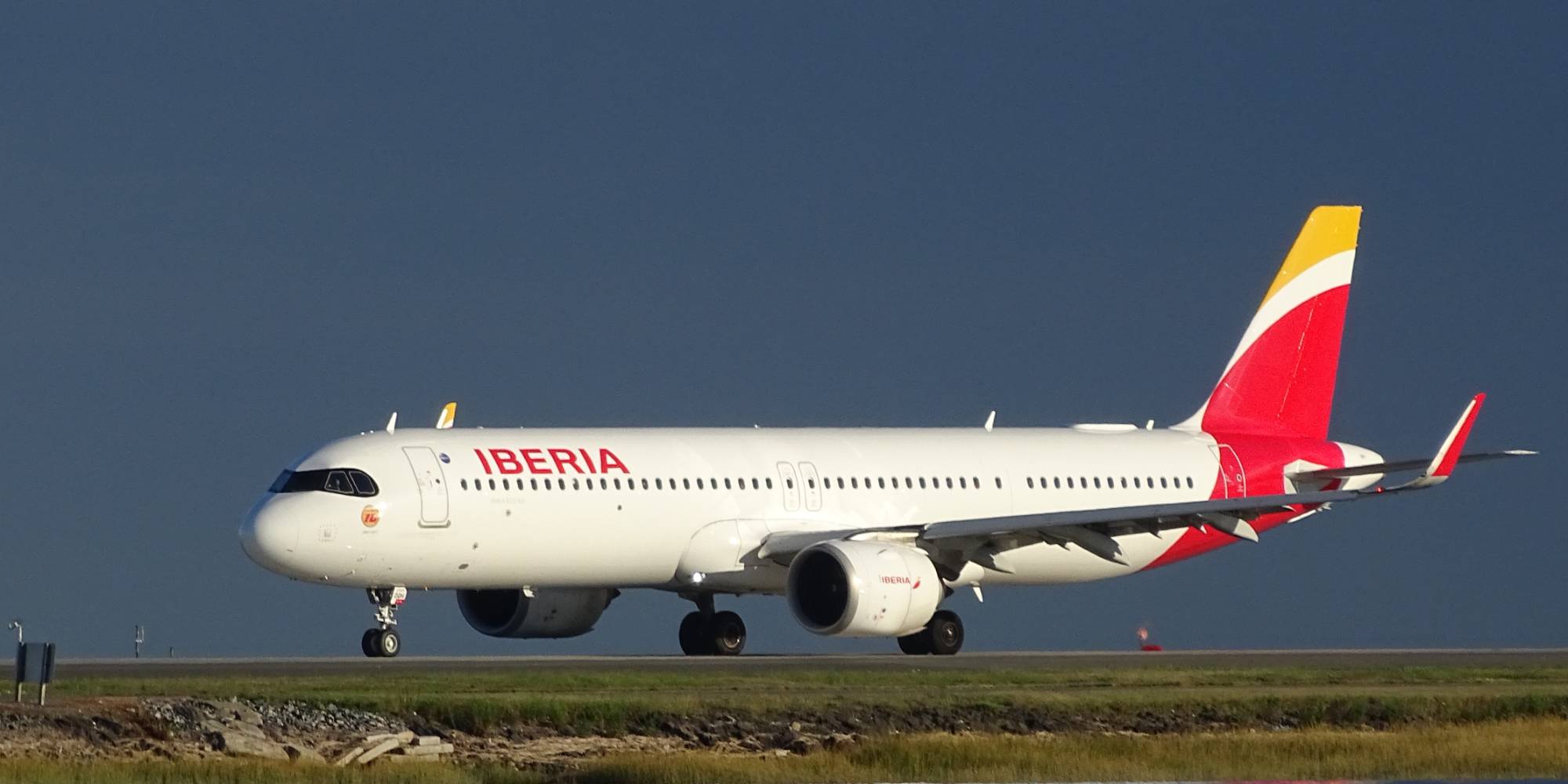 Iberia Airlines EC-OQH at KBOS by DuckOnABike