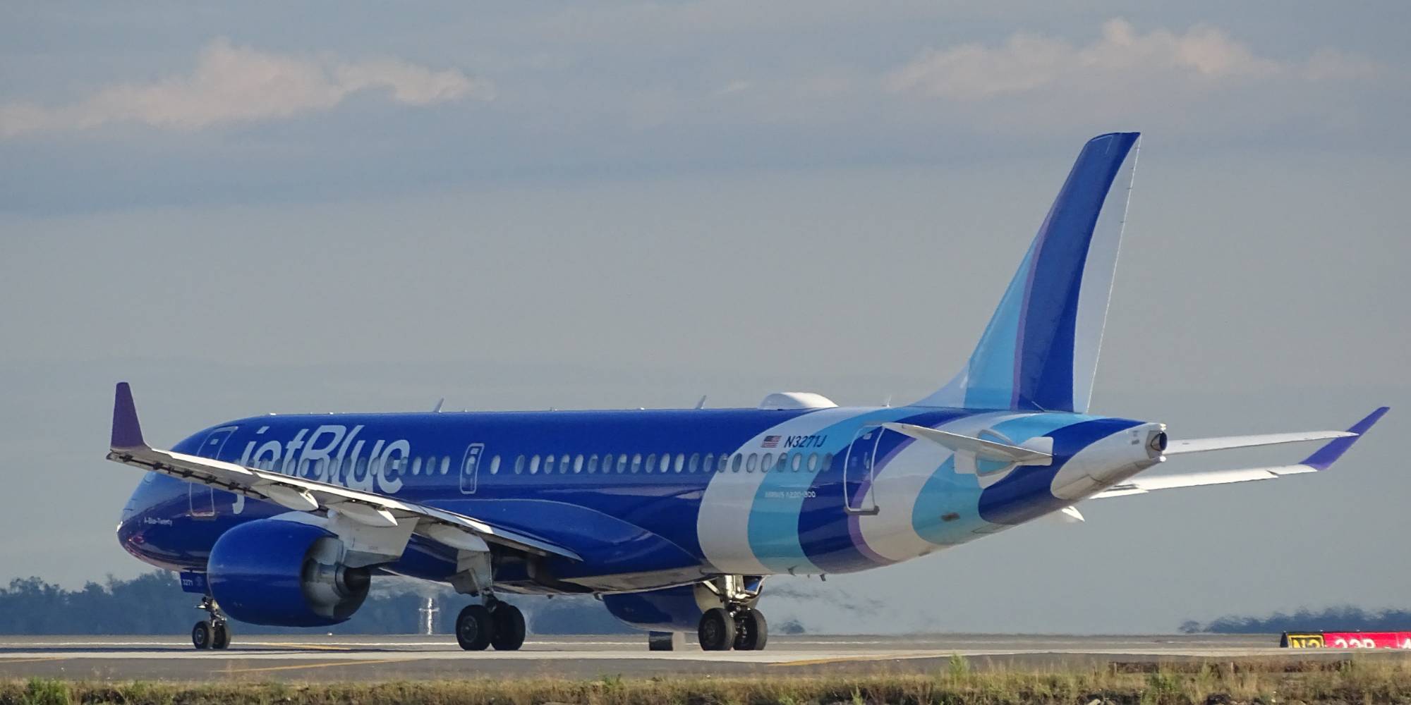 JetBlue N3271J at KBOS by DuckOnABike