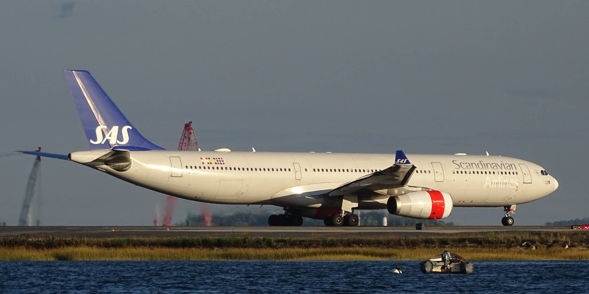 Scandinavian Airlines LN-RKN at KBOS by DuckOnABike