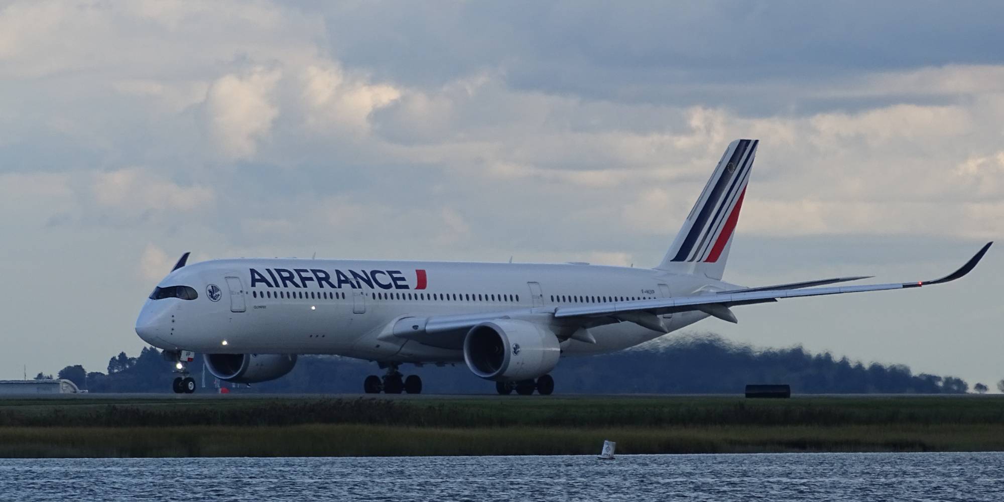 Air France F-HUVP at KBOS by DuckOnABike