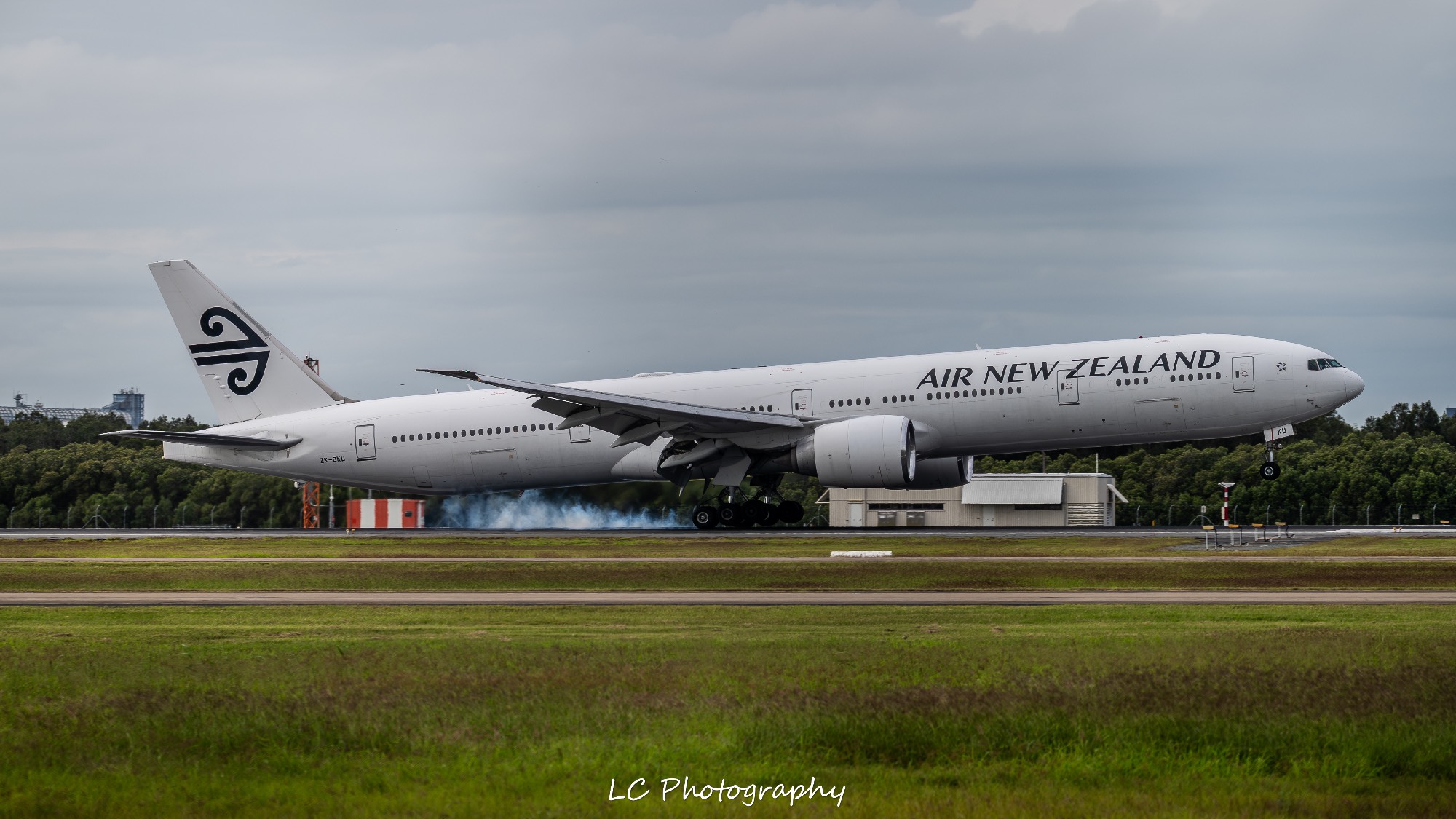 Air New Zealand ZK-OKU at YBBN by LC_Photography
