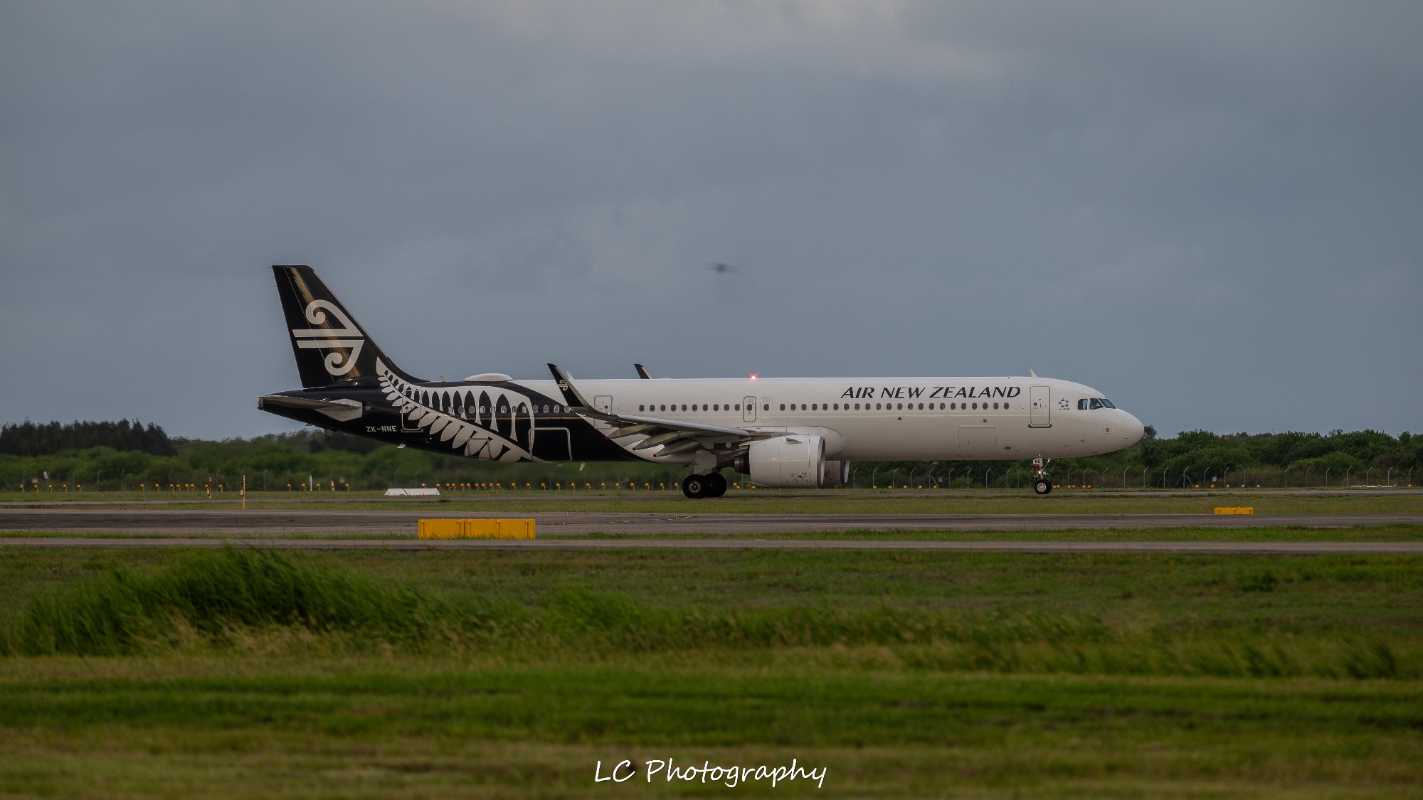 Air New Zealand ZK-NNE at YBBN by LC_Photography