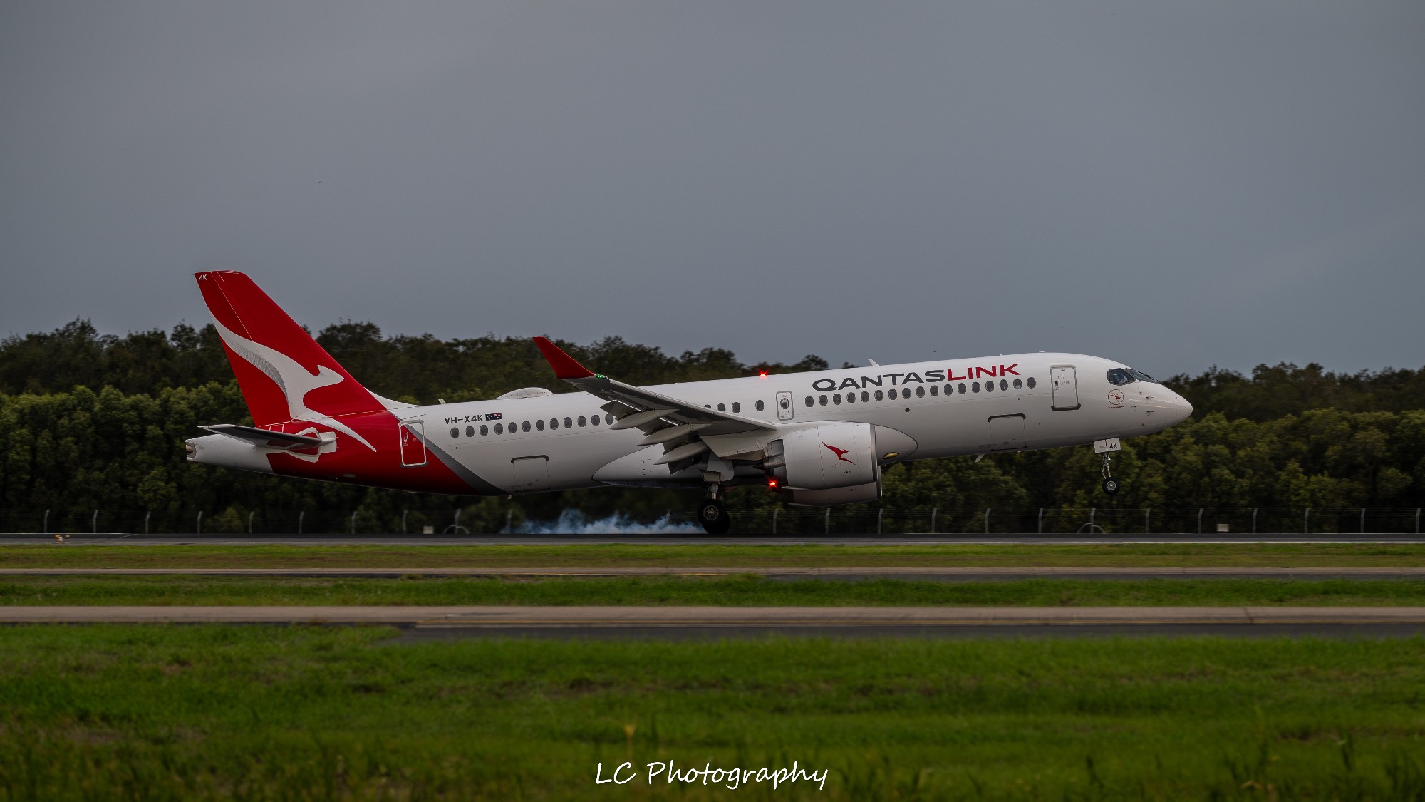 QantasLink VH-X4K at YBBN by LC_Photography