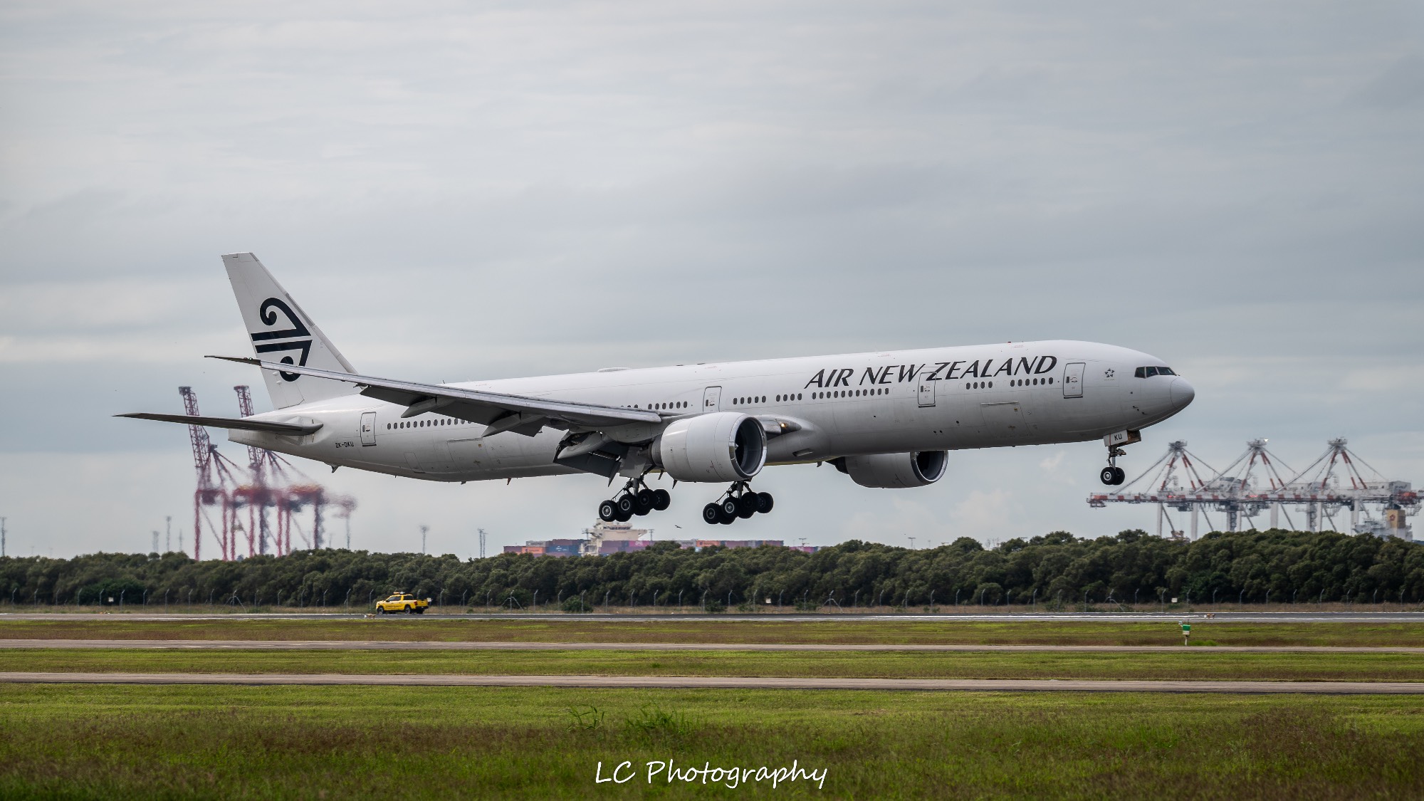 Air New Zealand ZK-OKU at YBBN by LC_Photography