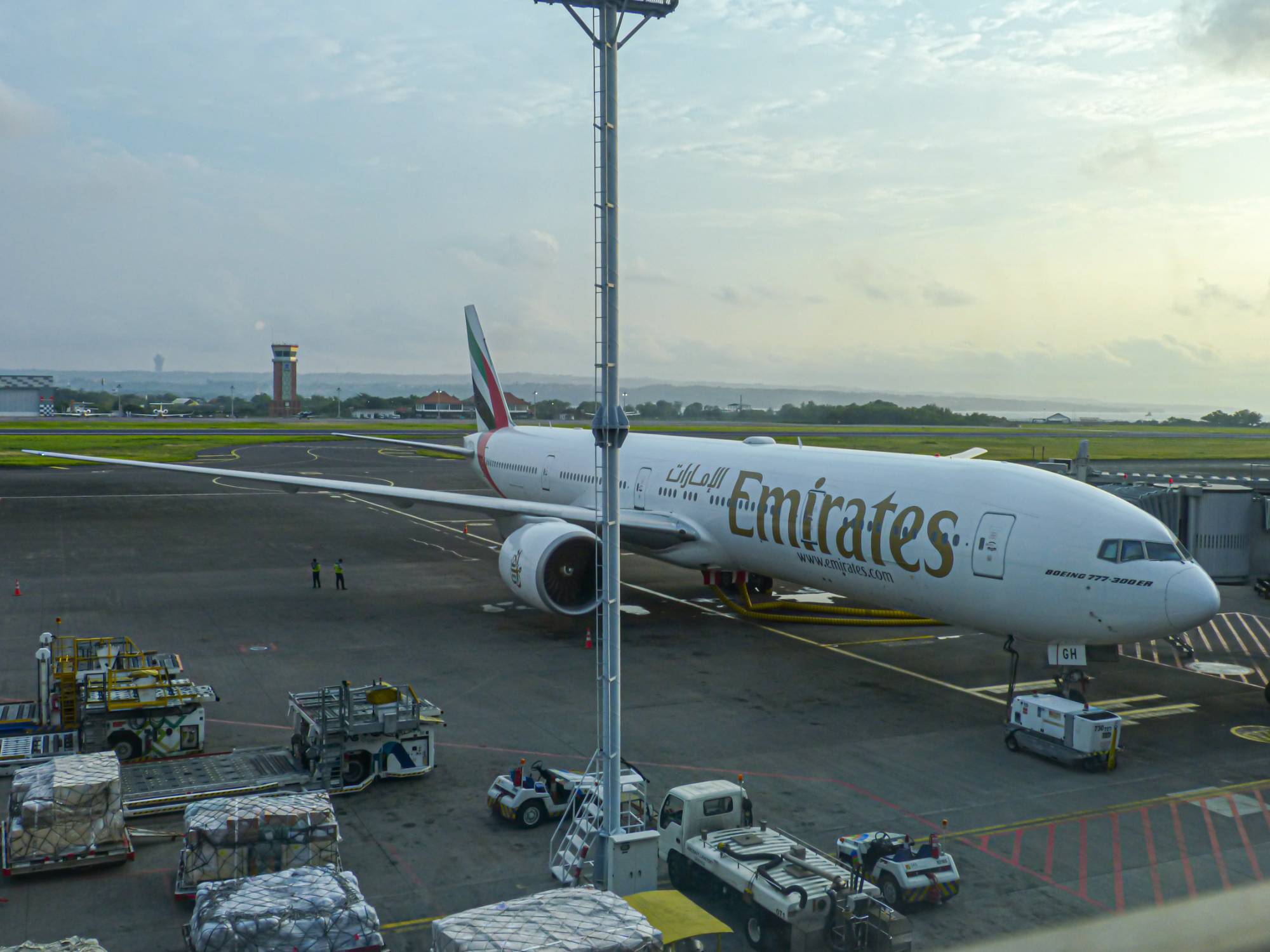 Emirates A6-EGH at WADD by boydbayley