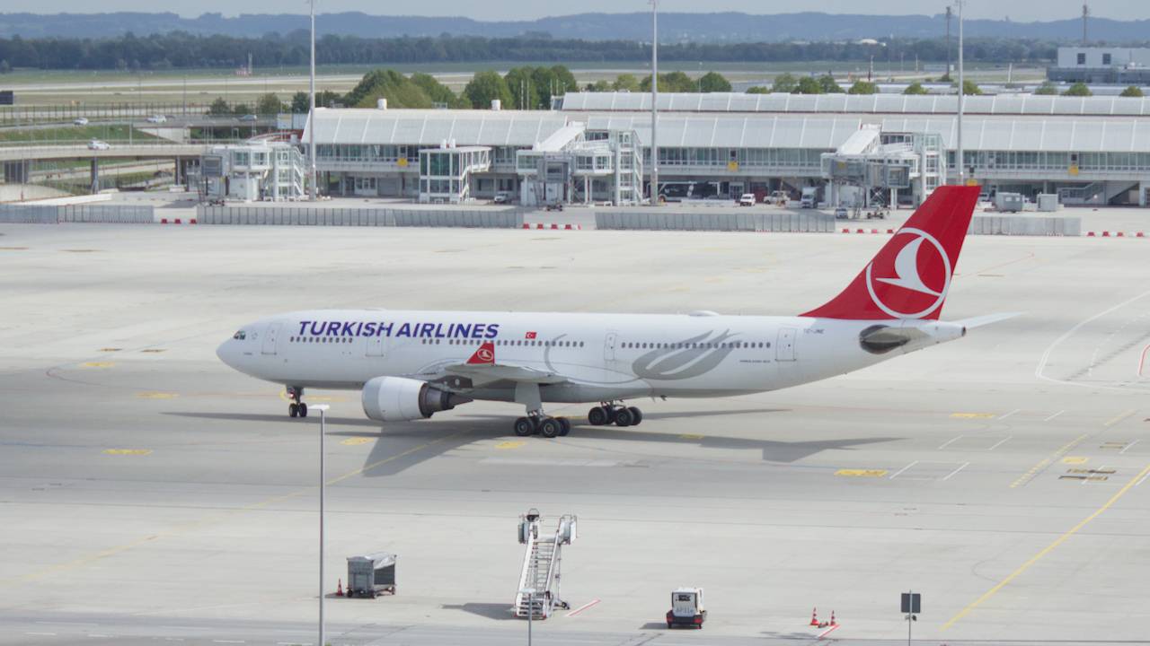 Turkish Airlines TC-JNE at EDDM by ThomasBent