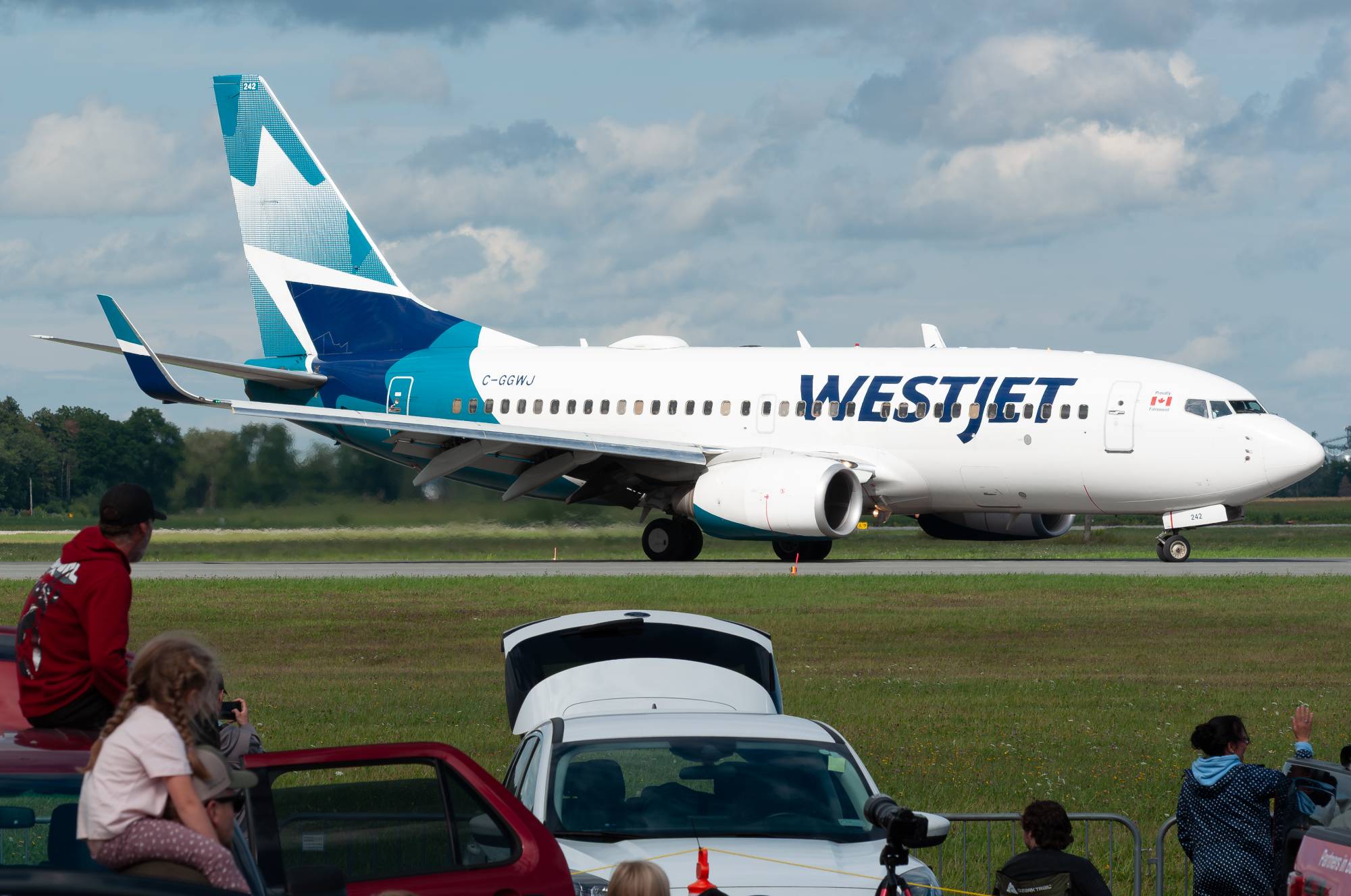 WestJet C-GGWJ at CYXU by SEAL
