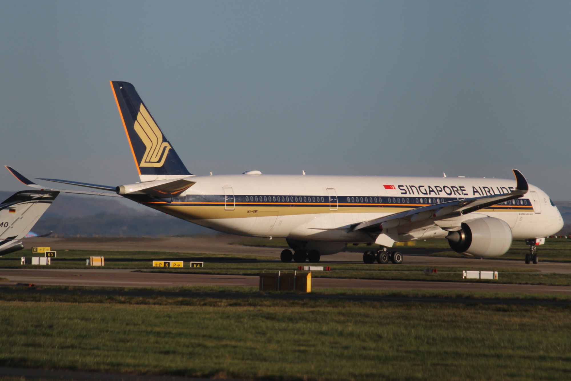Singapore airlines 9V-SMI at EGCC by Leyphotography