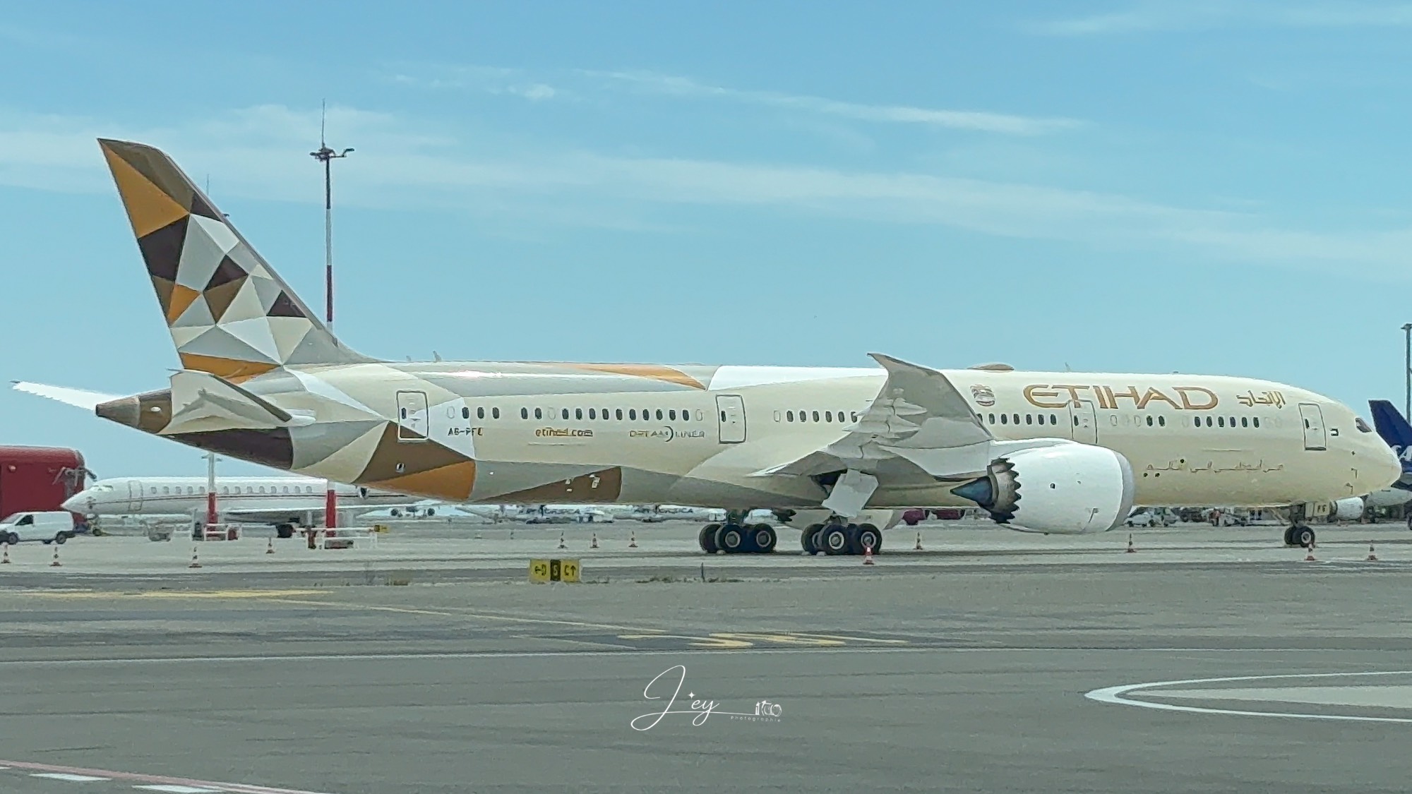 Ethiad A6-PFE at LFMN by Leyphotography