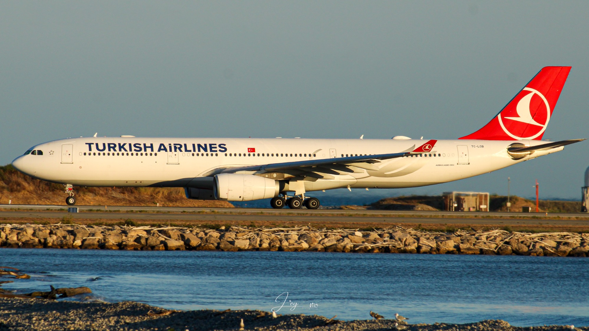 Turkish airlines TC-LOB at LFMN by Leyphotography