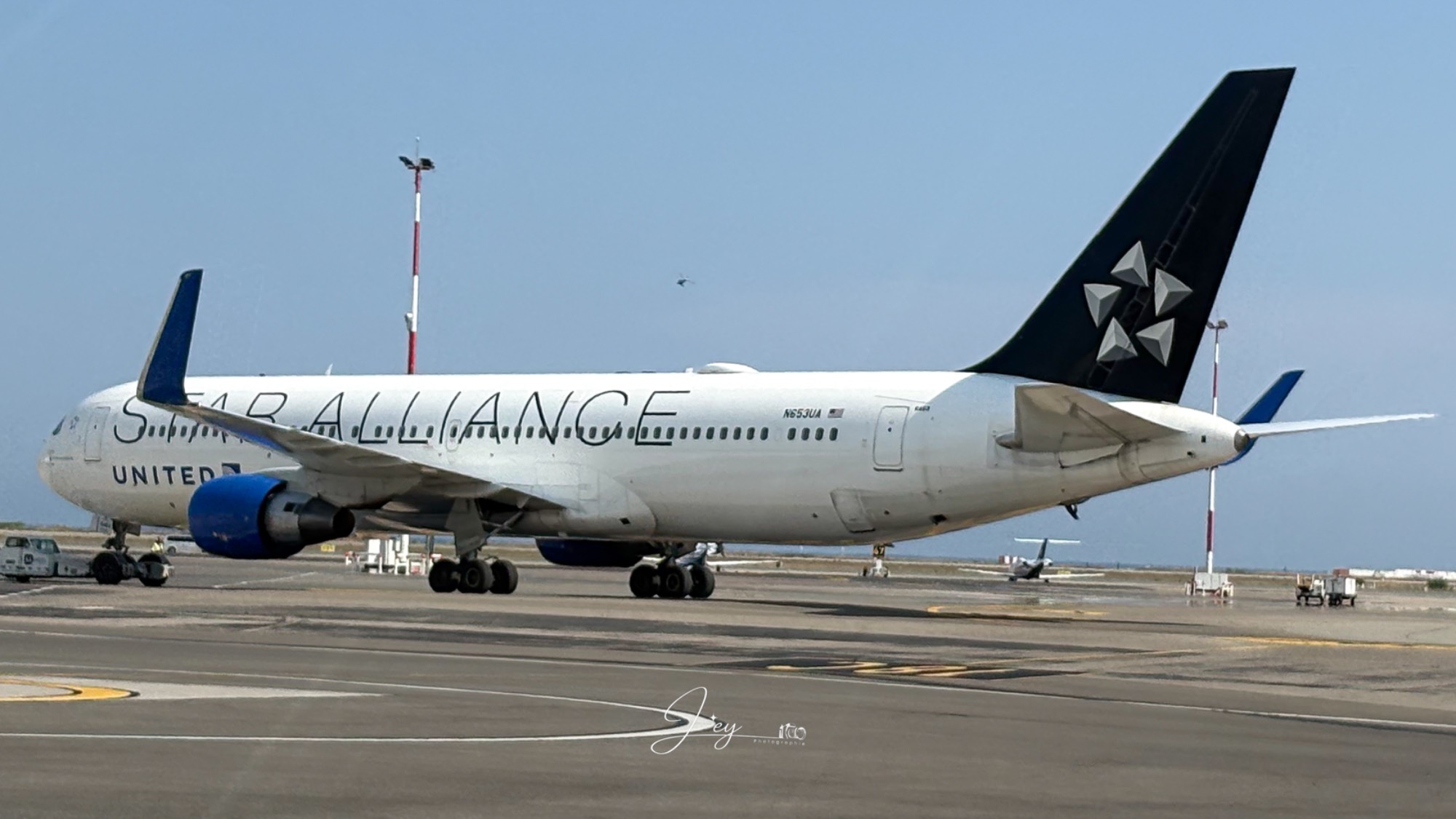 United N653UA at LFMN by Leyphotography