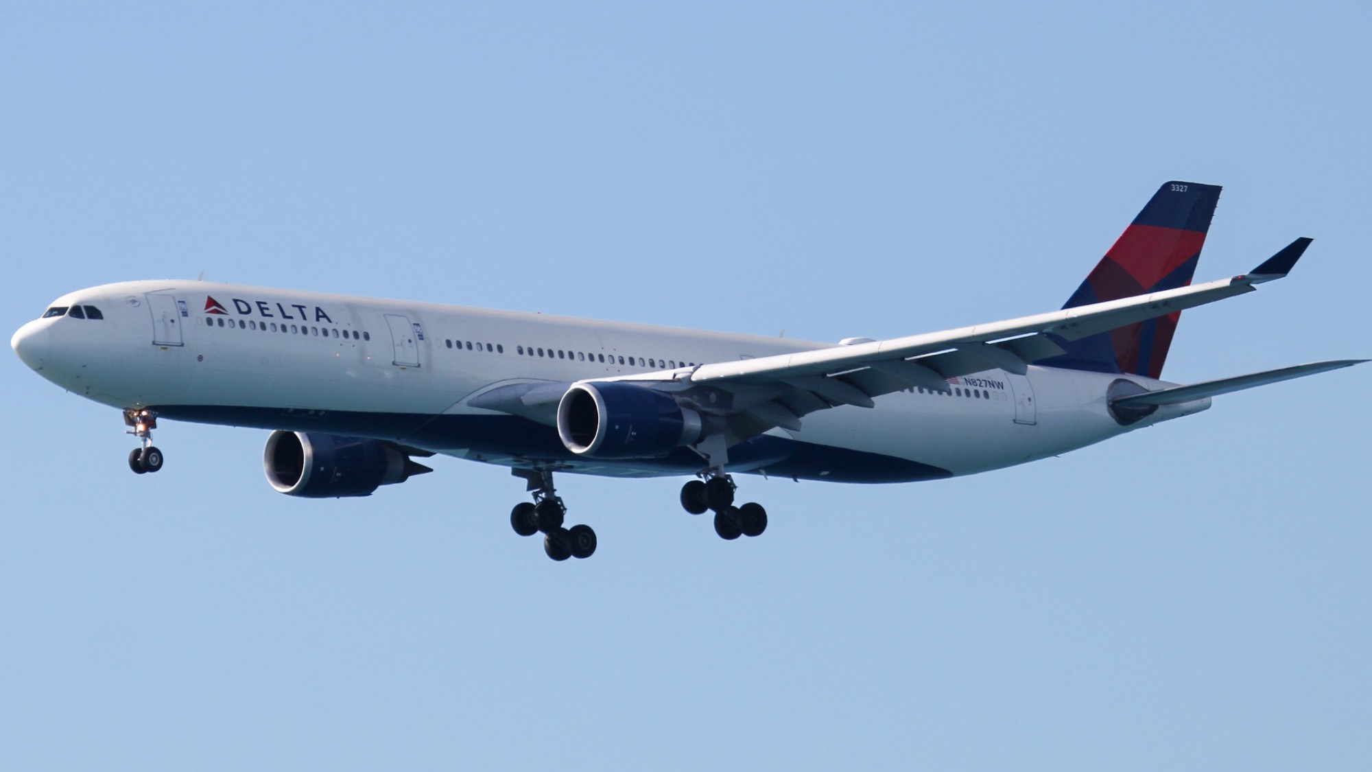 Delta N827NW at LFMN by Leyphotography