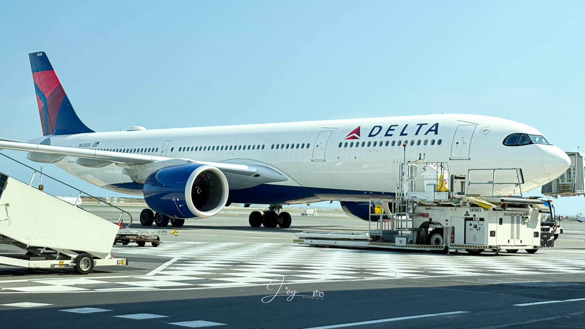 Delta N435DX at LFMN by Leyphotography