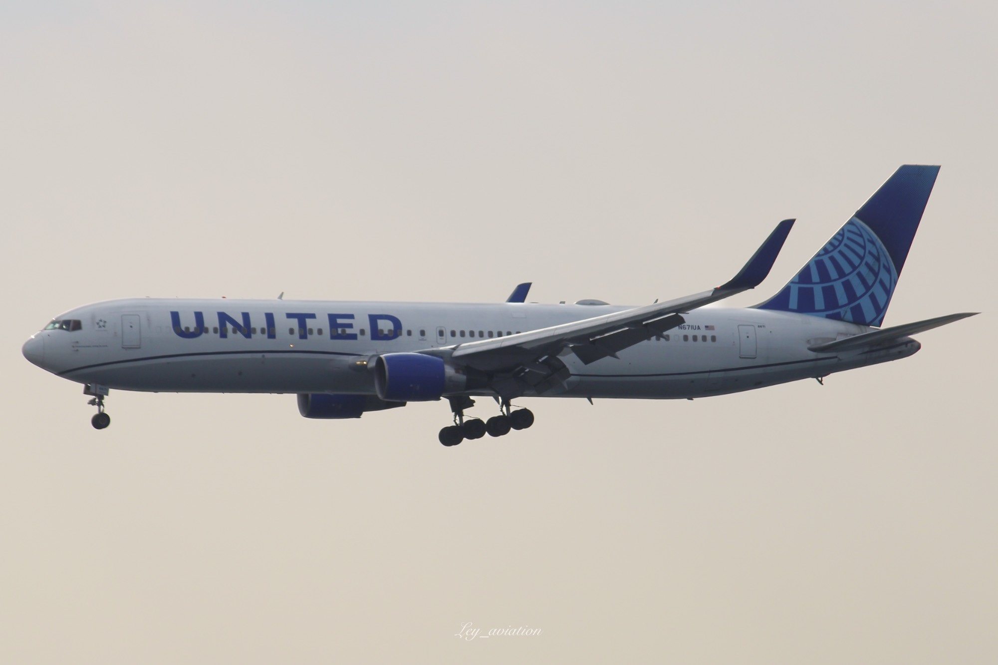 United N671UA at LFMN by Leyphotography