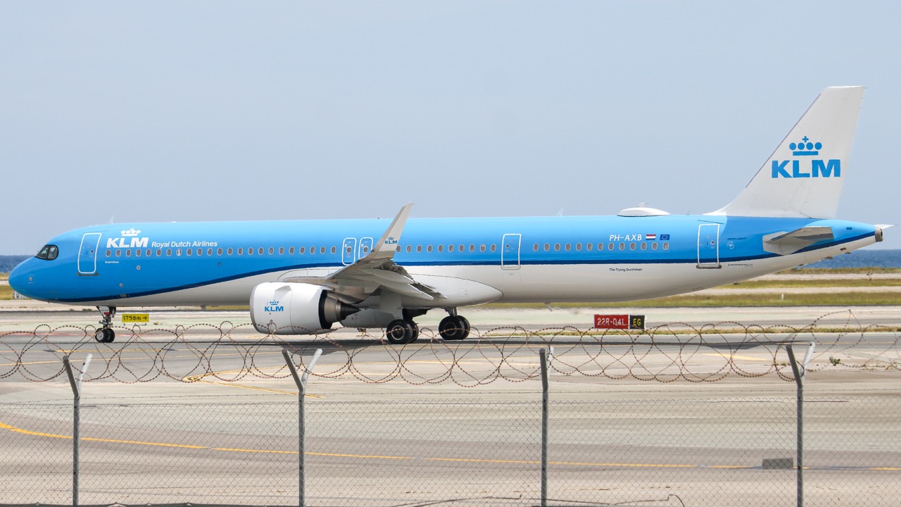 KLM PH-AXB at LFMN by Leyphotography