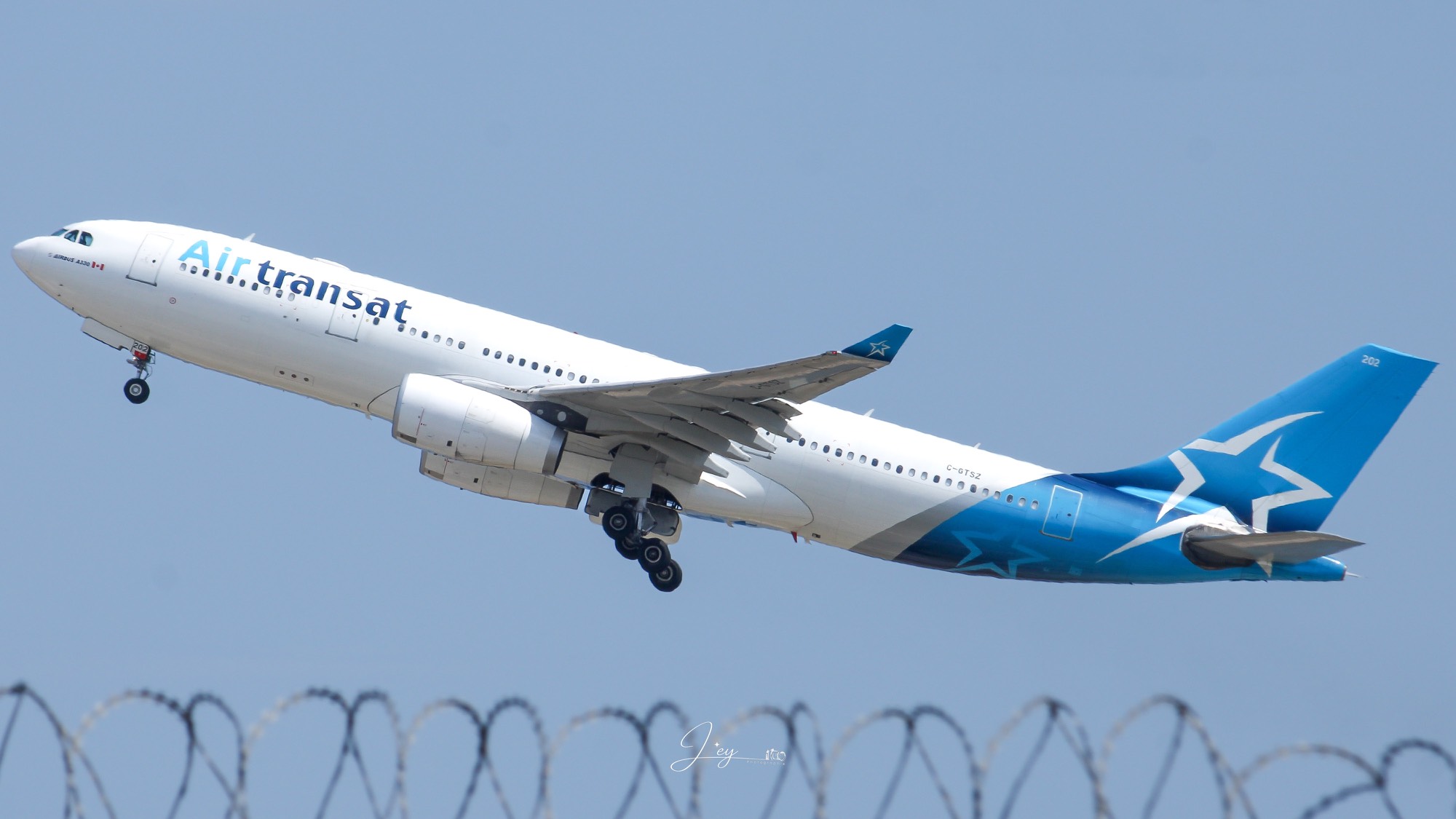 Air transat C-GTSZ at LFMN by Leyphotography
