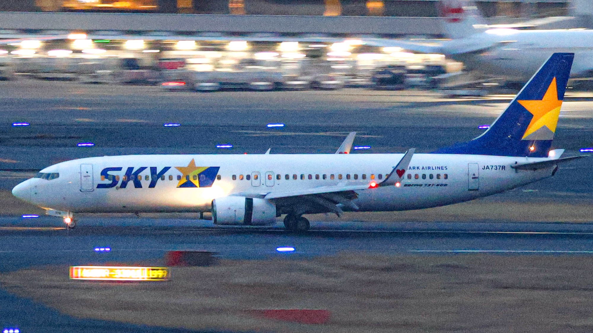 Skymark Airlines JA737R at RJTT by JBs_Aviation