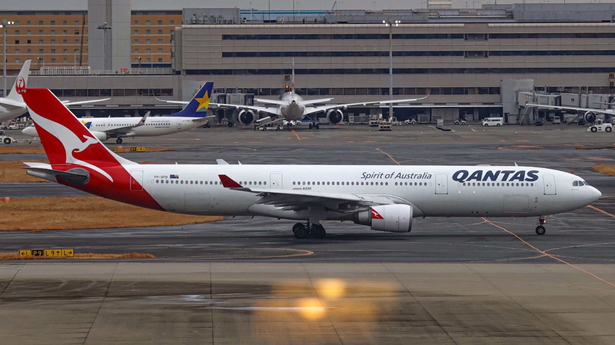 Qantas VH-QPB at RJTT by JBs_Aviation