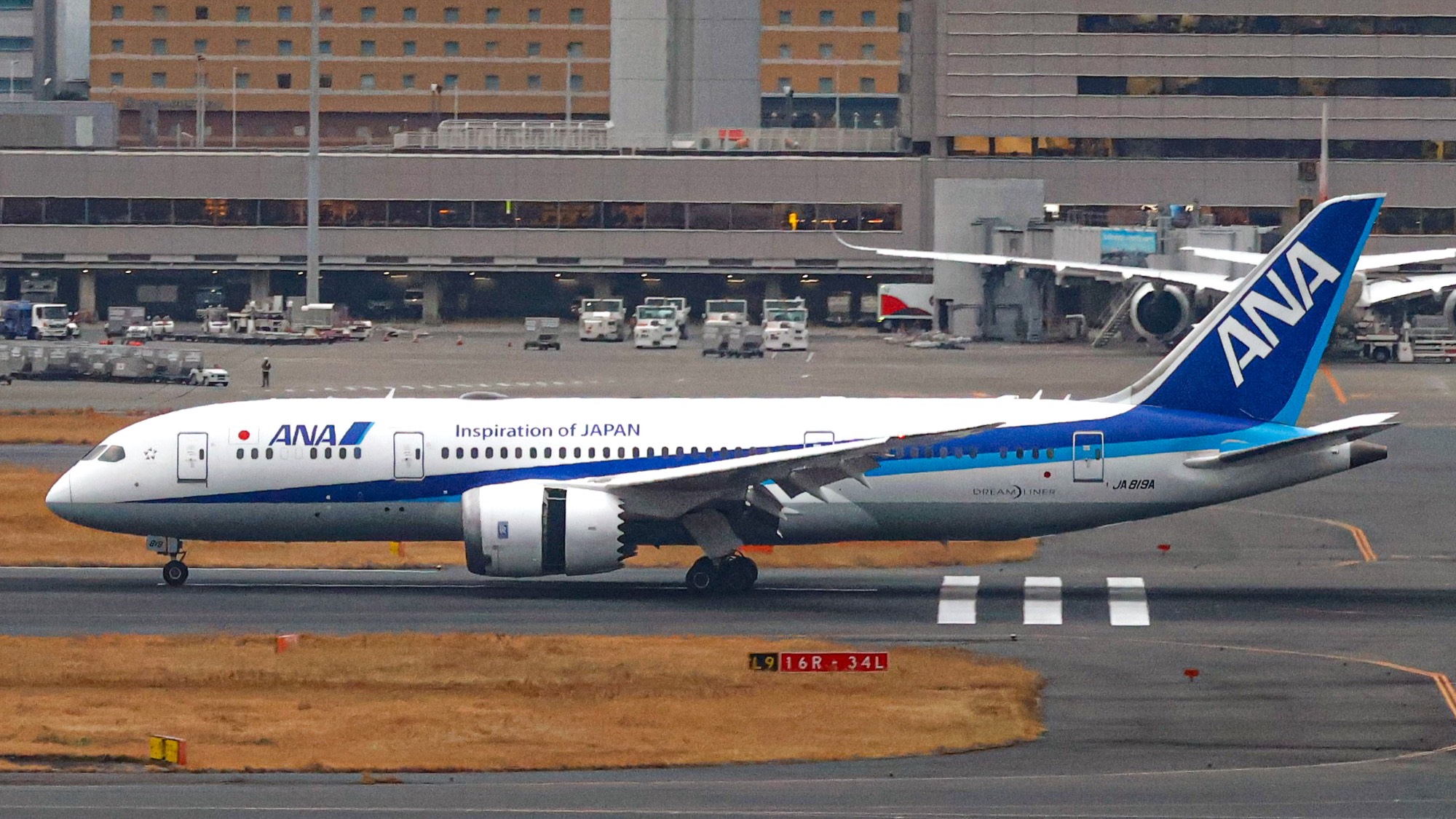 All Nippon Airways JA819A at RJTT by JBs_Aviation