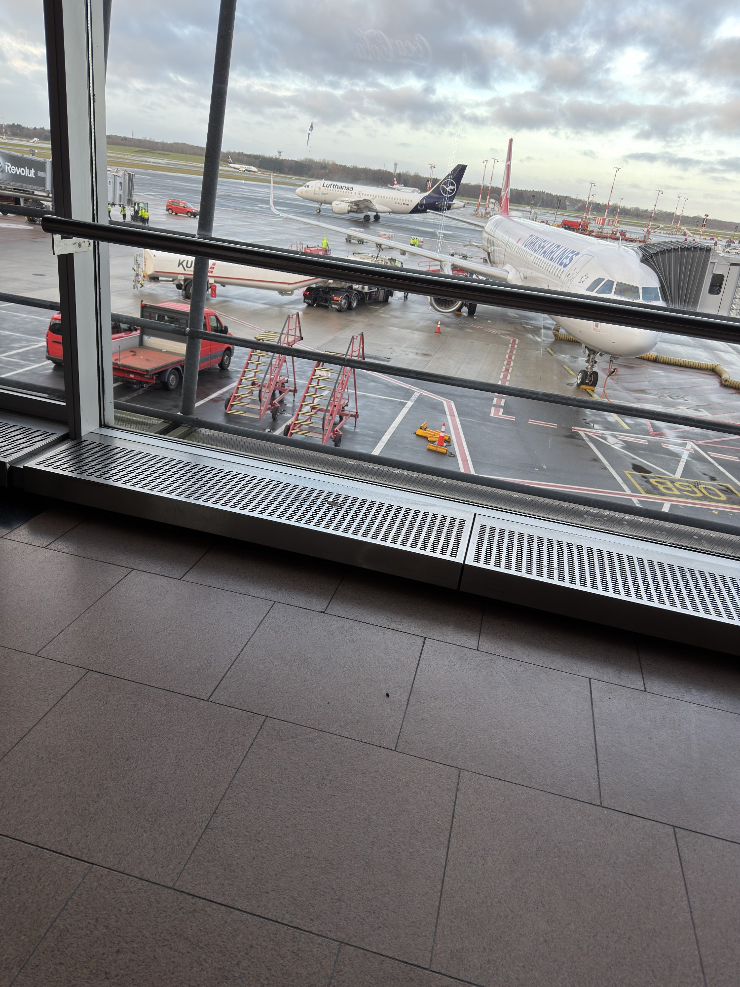 Lufthansa D-AINL at EDDH by IrishAvgeek