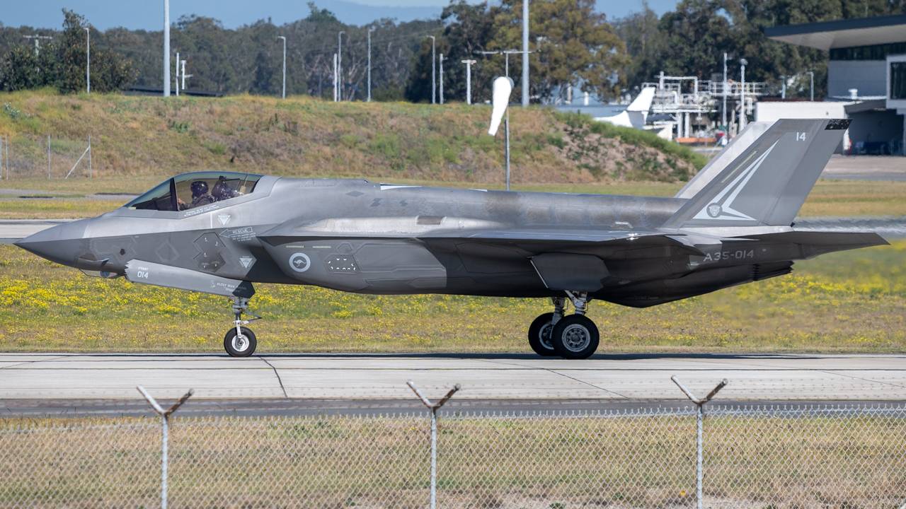 Royal Australian Air Force A35-014 at YWLM by Sharpey