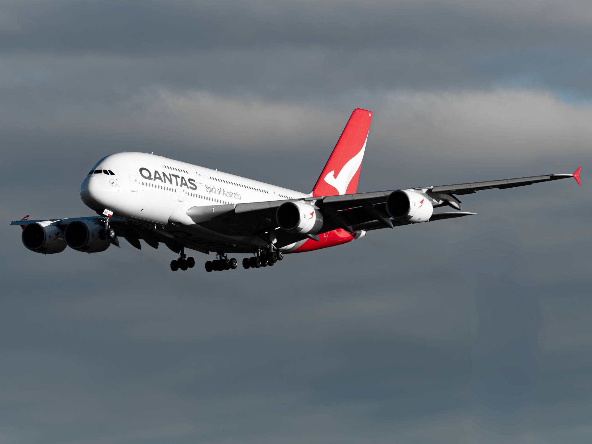 Qantas VH-OQD at YSSY by Sharpey