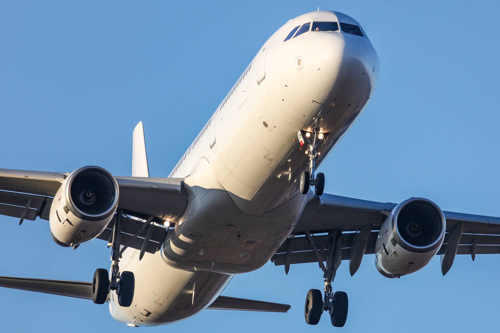 Avion Express LY-NVH at EPWR by Kevin