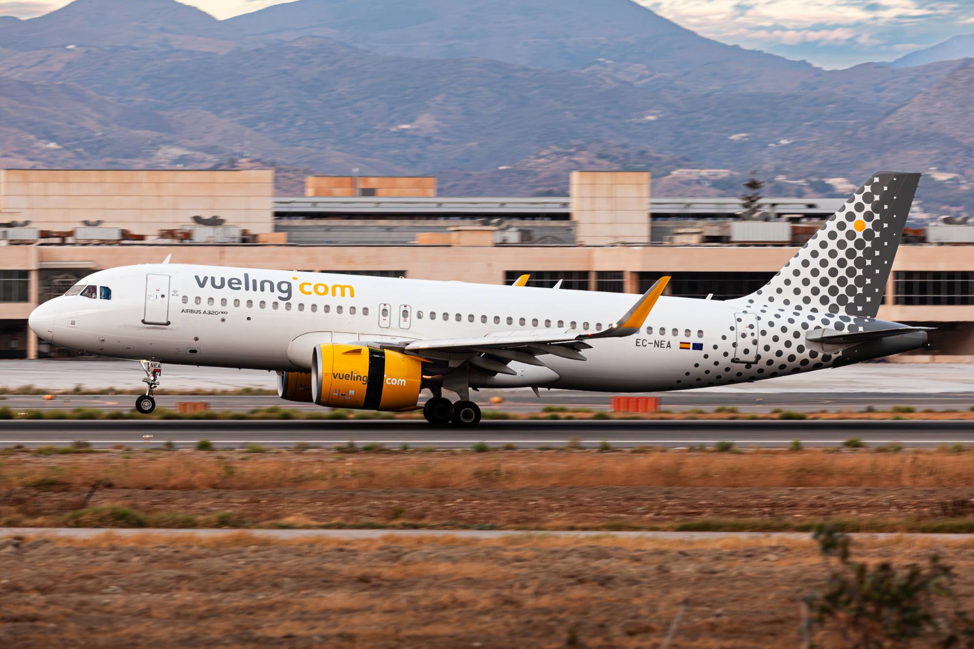 Vueling EC-NEA at LEMG by Kevin