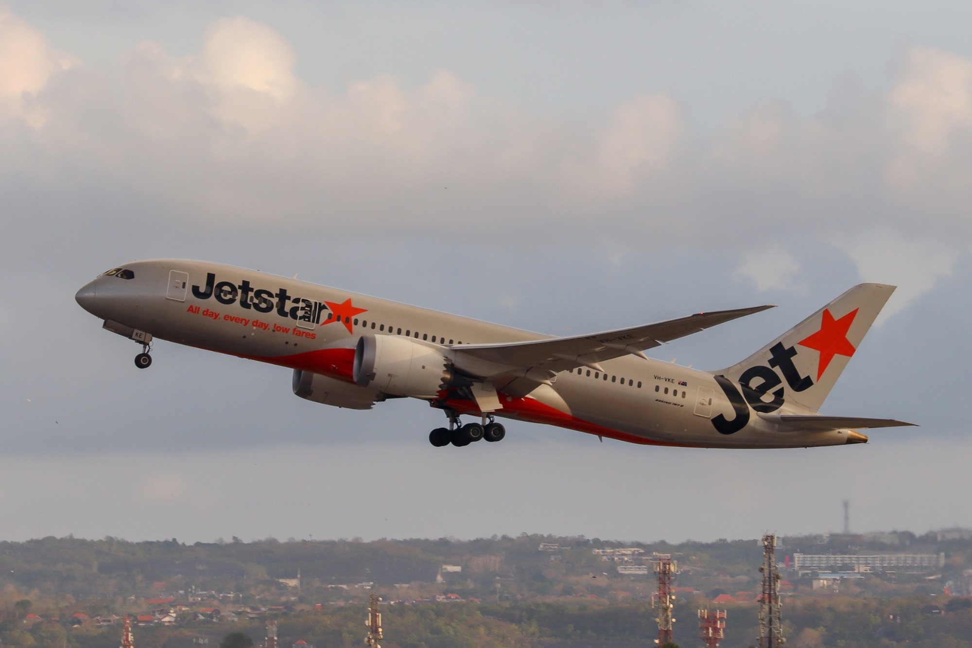 Jetstar VH-VKE at WADD by skeltonj99