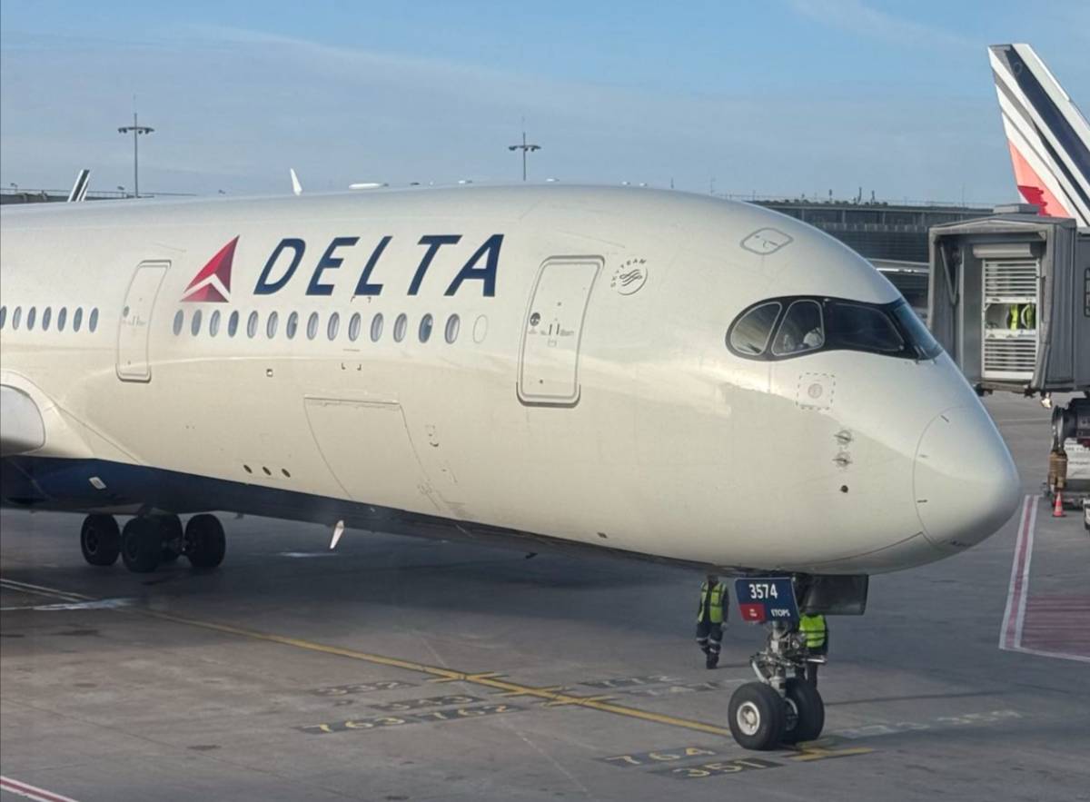 Delta Airlines N574DZ at LFPG by flybyvibes7613