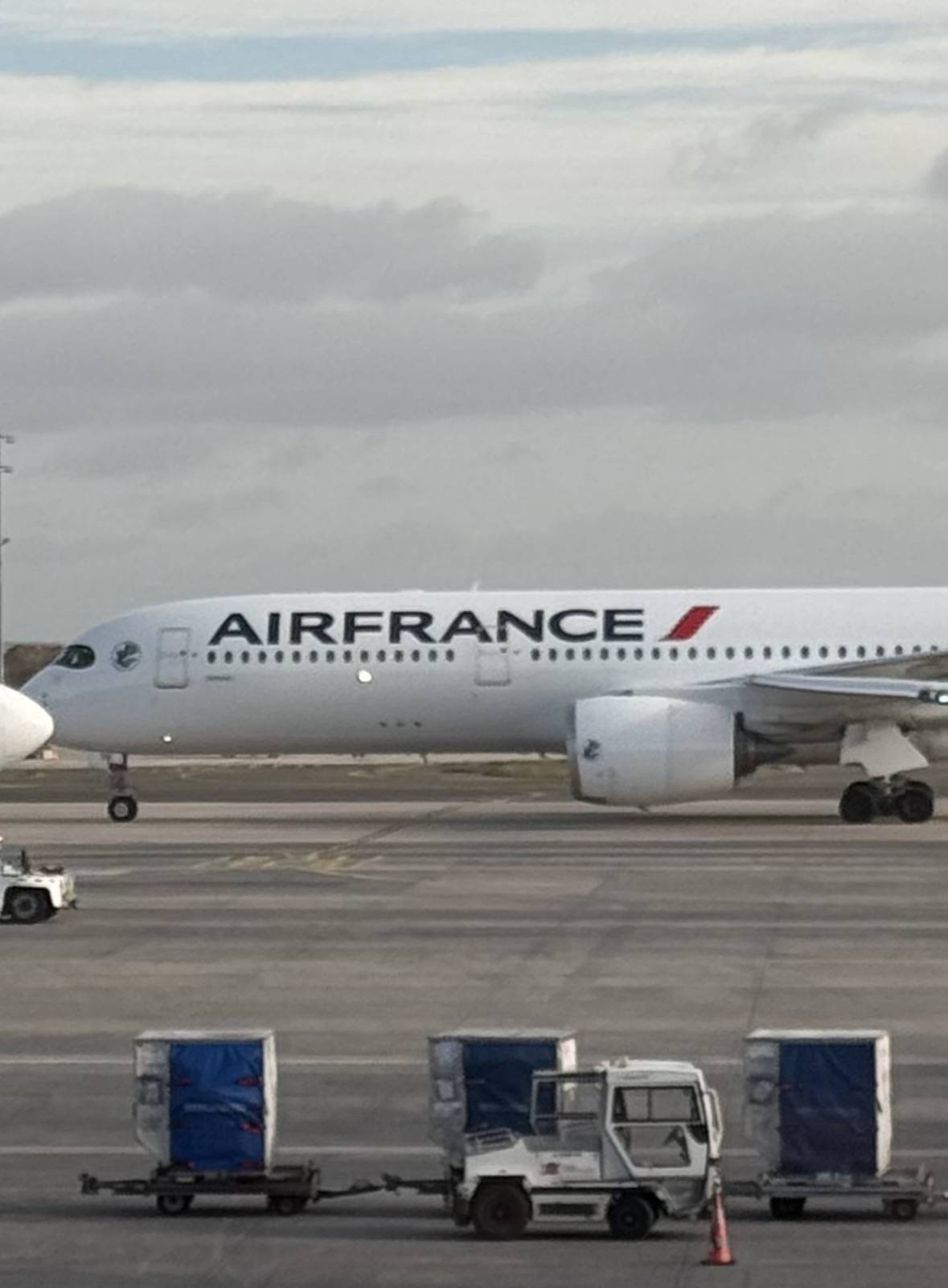 Air France F-HUVK at LFPG by flybyvibes7613