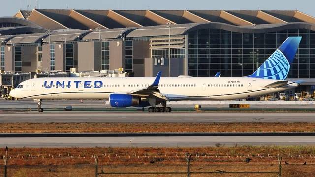 United Airlines N57857 at KDEN by planespotter
