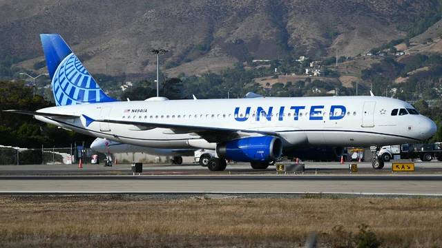 United Airlines N494UA at KDEN by planespotter