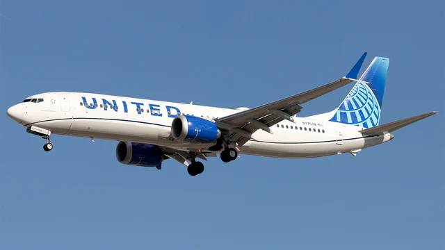 United Airlines N77578 at KDEN by planespotter